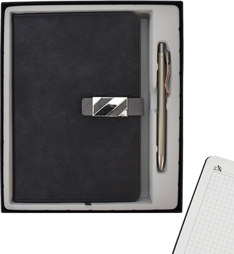 Set Cadou Caiet A5 și Pix, Copertă Hardcover, Pagini cu Pătrățele, Închidere cu Curea, Pix Metalic cu Clip, Ambalaj Cutie Cadou cu Inserție din Spumă