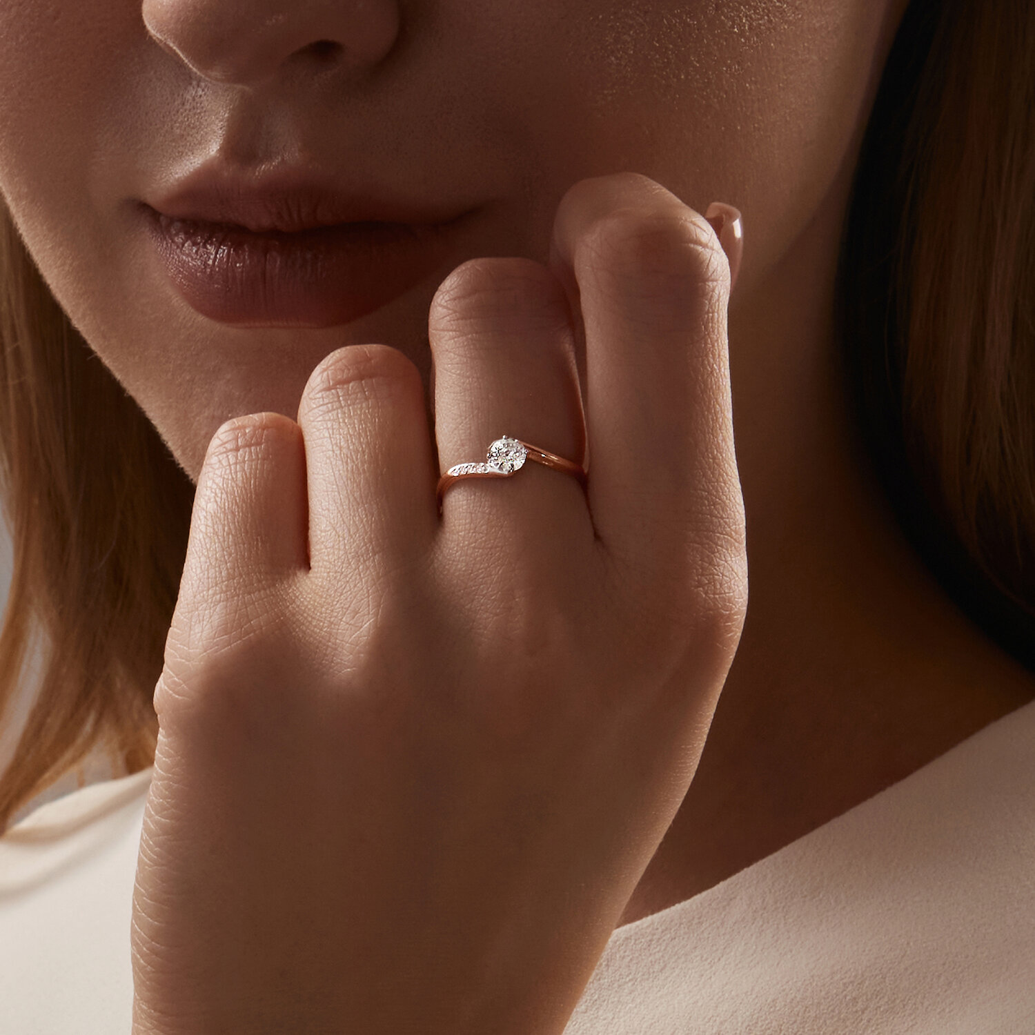 Inel SOKOLOV 018894 pentru femei, mărime 18.5, Aur Roșu 585 cu placare Rodiu, 3 Cubic Zirconia rotunde incolore 0.026 ct, lățime 1 mm, 1.17 g