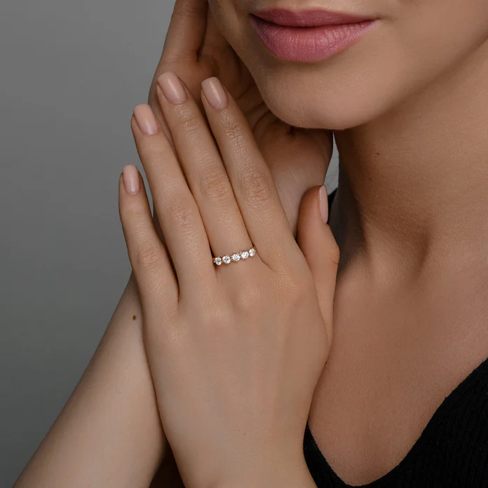 Женское кольцо Diamant 51-110-02785-1, размер 16.5, красное золото 585 пробы, родированное покрытие, 5 круглых бесцветных фианитов 3мм, 1.004 ct, ширина 1мм