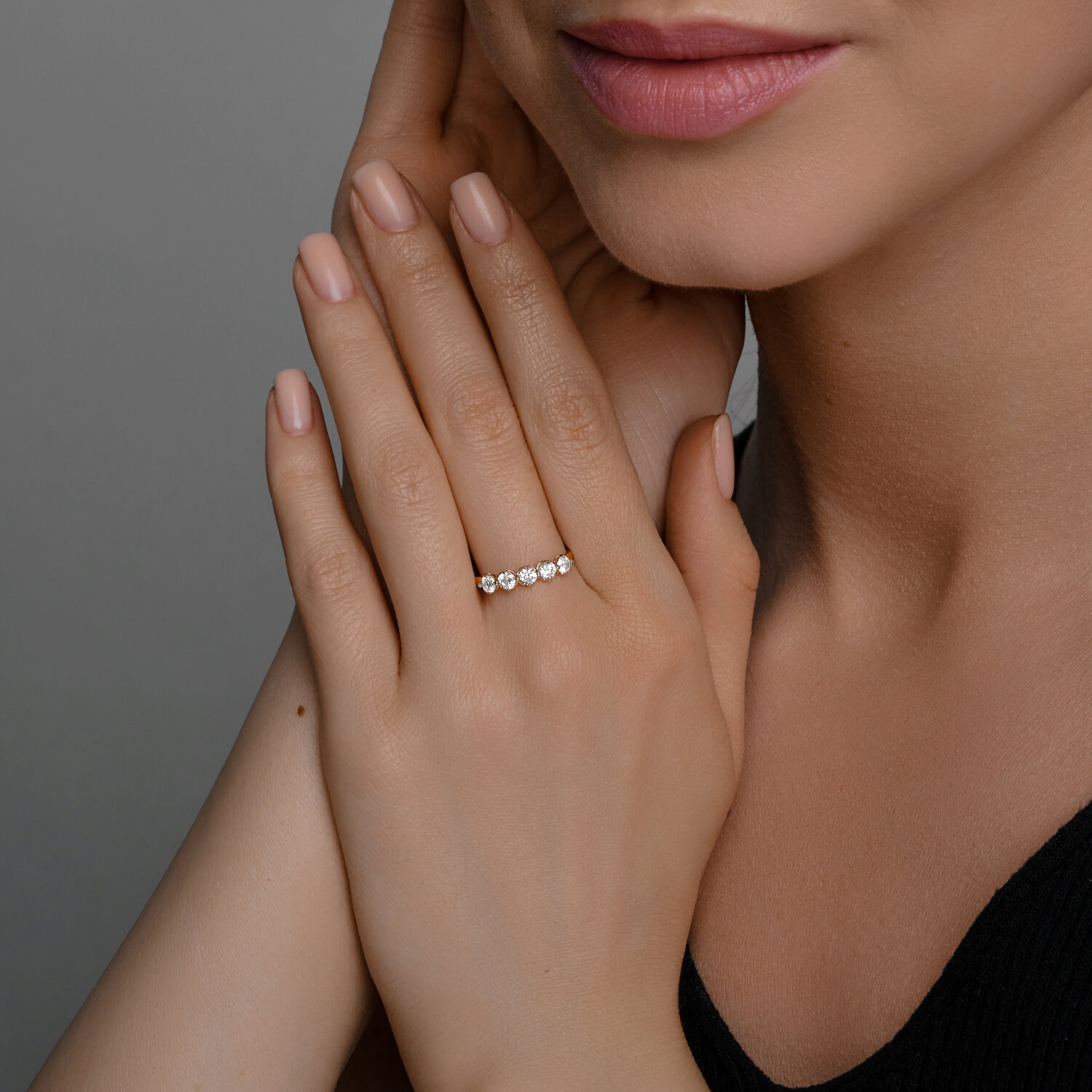 Женское кольцо Diamant 51-110-02785-1, размер 17.5, красное золото 585 пробы, родированное покрытие, 5 круглых бесцветных фианитов 3мм, 1.004 ct, ширина 1мм