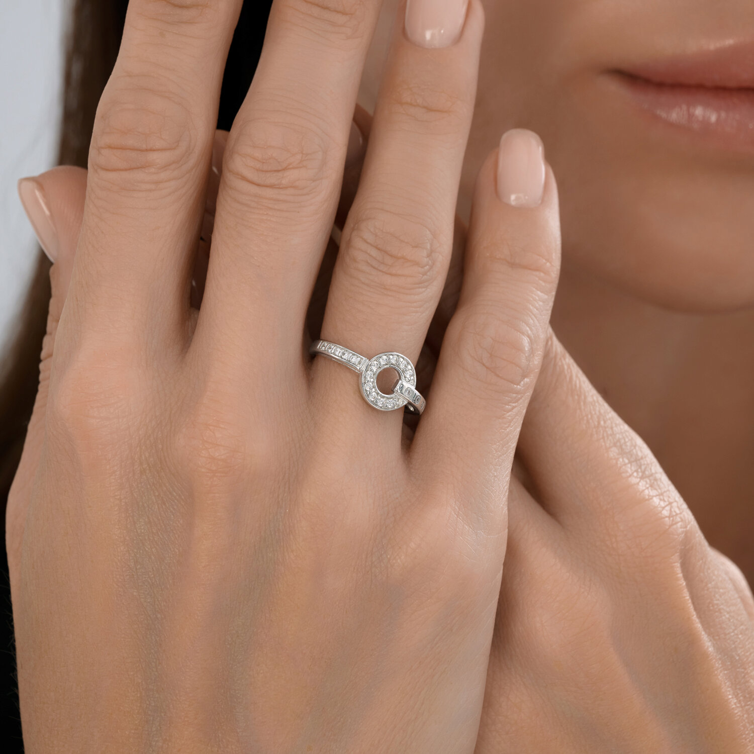 Кольцо Diamant 94-110-02241-1 женское, размер 18, серебро 925 с родиевым покрытием, 20 круглых бесцветных кубических циркониев 0.33 ct, ширина шинки 2 мм, вес 2.43 г