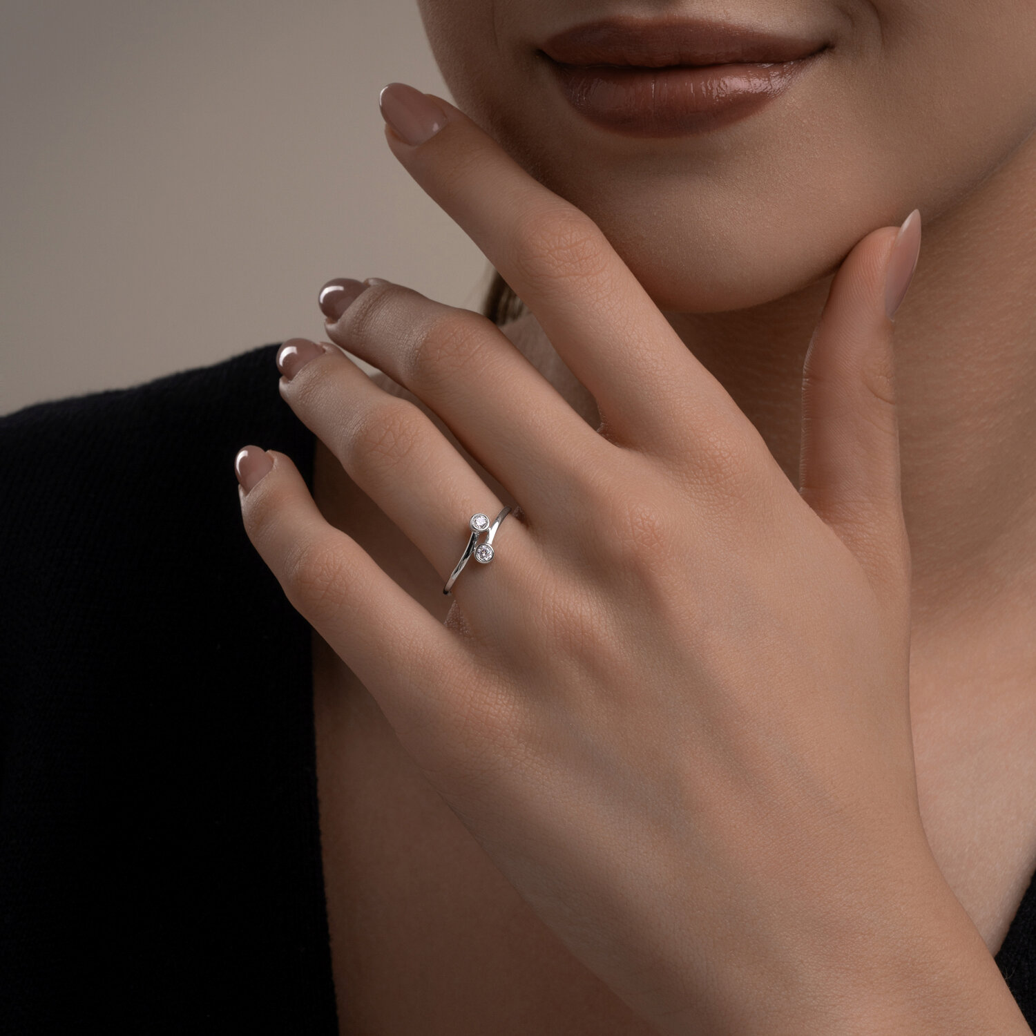 Женское кольцо Diamant 94-110-00137-1, серебро 925 пробы с родиевым покрытием, 2 круглых бесцветных фианита 2.5 мм, общий вес 0.245 ct, открытый дизайн Ring Size: 18