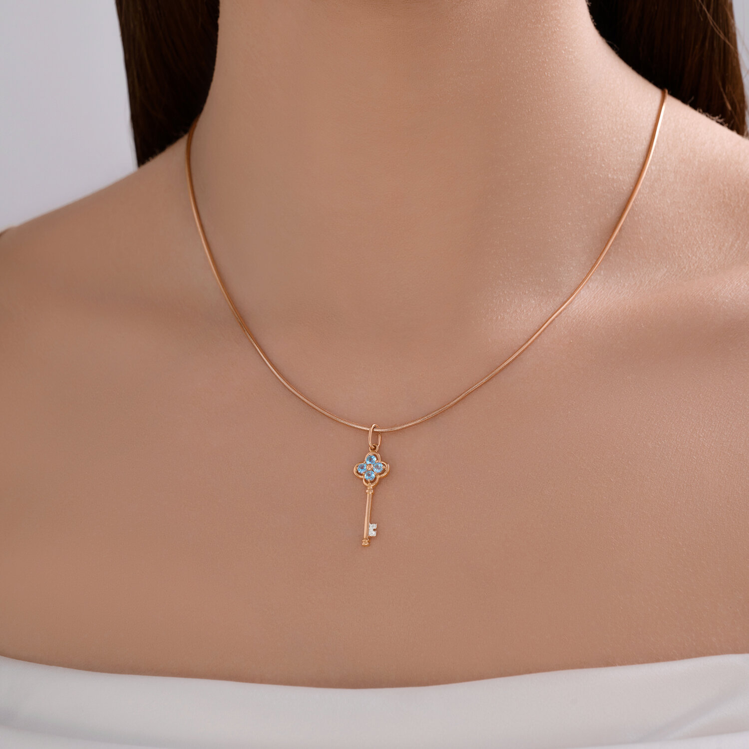Pandantiv SOKOLOV 732947 Forma Cheie pentru Femei, Aur Roșu 585 cu Placare Rodiu, Topaz London și Zirconiu Cubic, 31x9x4 mm, 0.95g