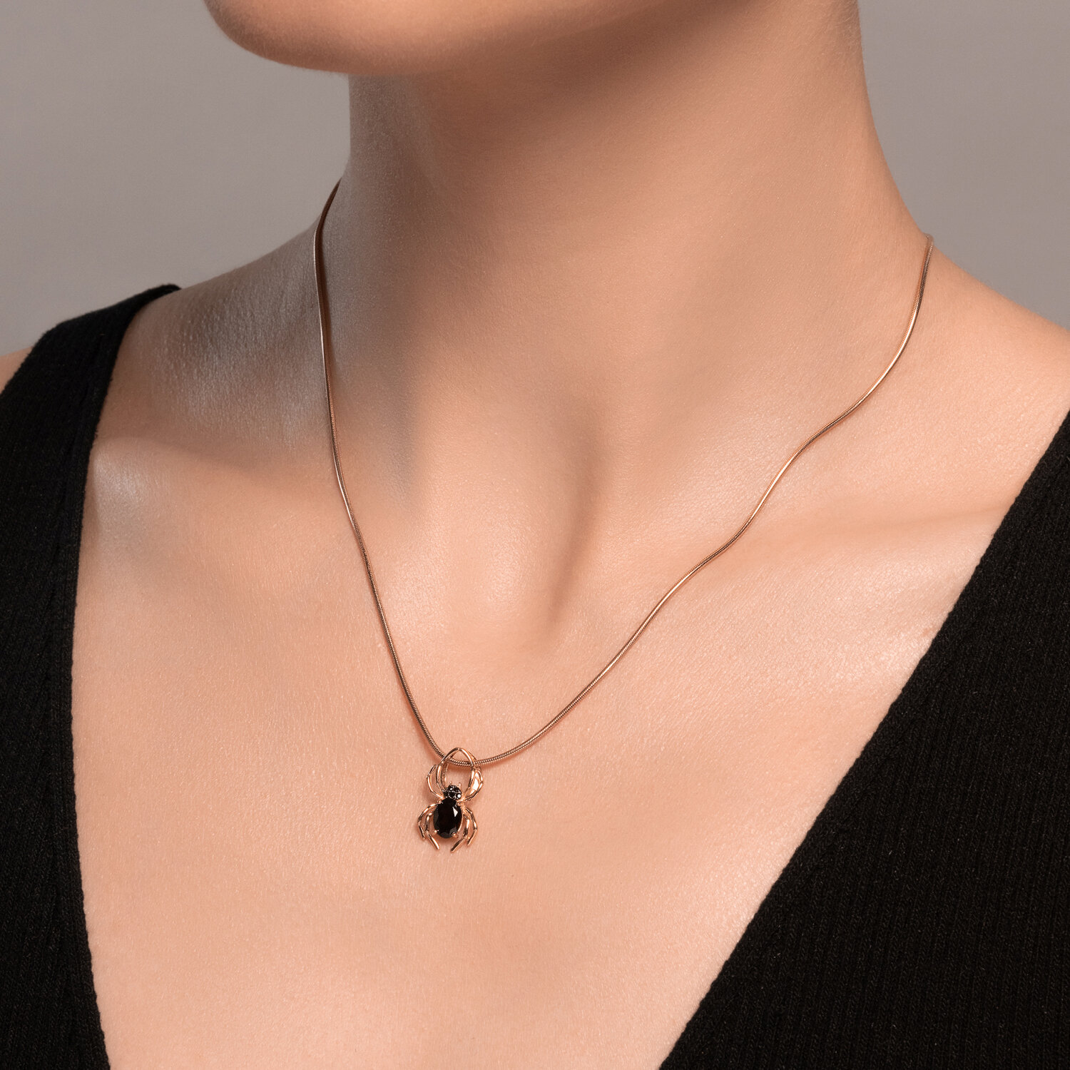 Pandantiv femei SOKOLOV 732364 formă păianjen, aur roșu 585 cu granat și zirconiu cubic negru, placare rodiu, 18x11x4 mm