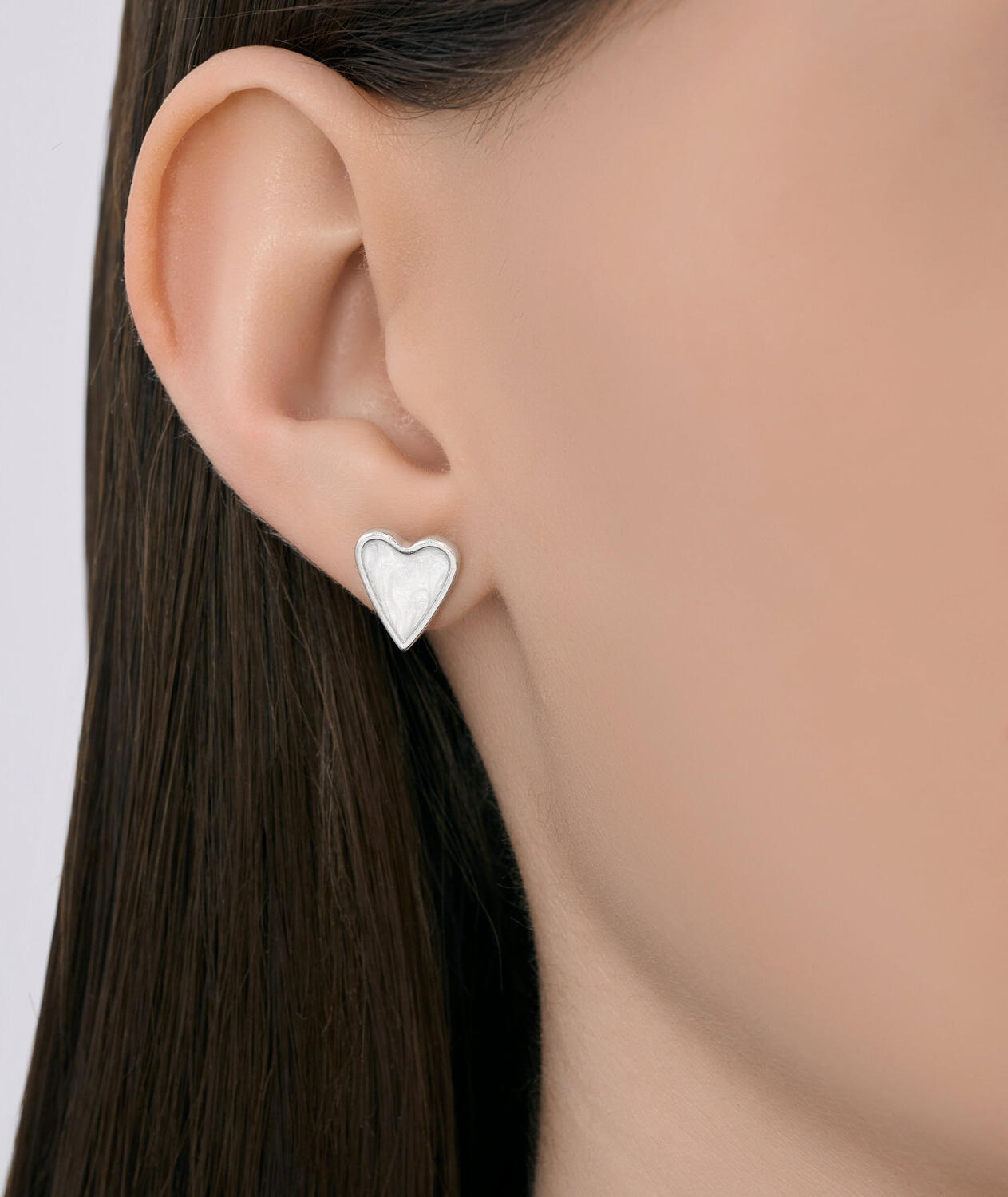 Серьги-пусеты Diamant 94-122-00089-1 в форме сердца для женщин, серебро 925 с родиевым покрытием, с белой перламутровой эмалью, 10x12 мм