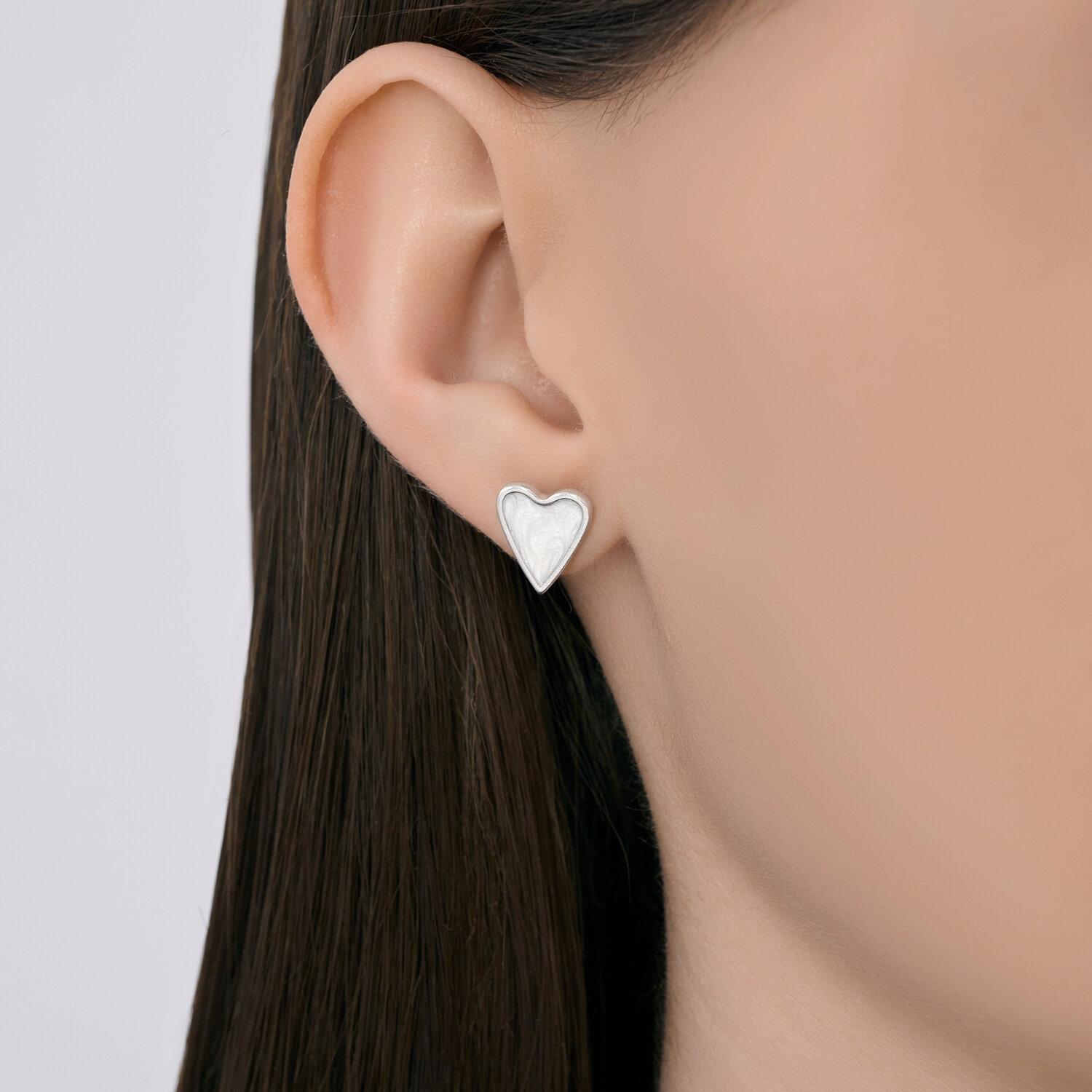Серьги-пусеты Diamant 94-122-00089-1 в форме сердца для женщин, серебро 925 с родиевым покрытием, с белой перламутровой эмалью, 10x12 мм