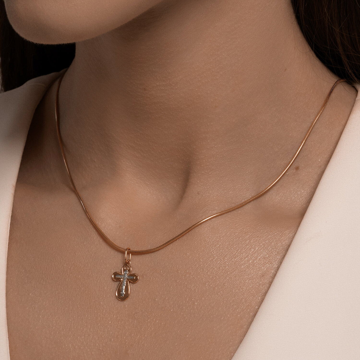Pandantiv Cruce Ortodoxă SOKOLOV 121494, Aur Roșu 585 cu Placare de Rodiu, 22x12x1 mm, 0.93g, cu Figura lui Hristos și Inscriptii Religioase