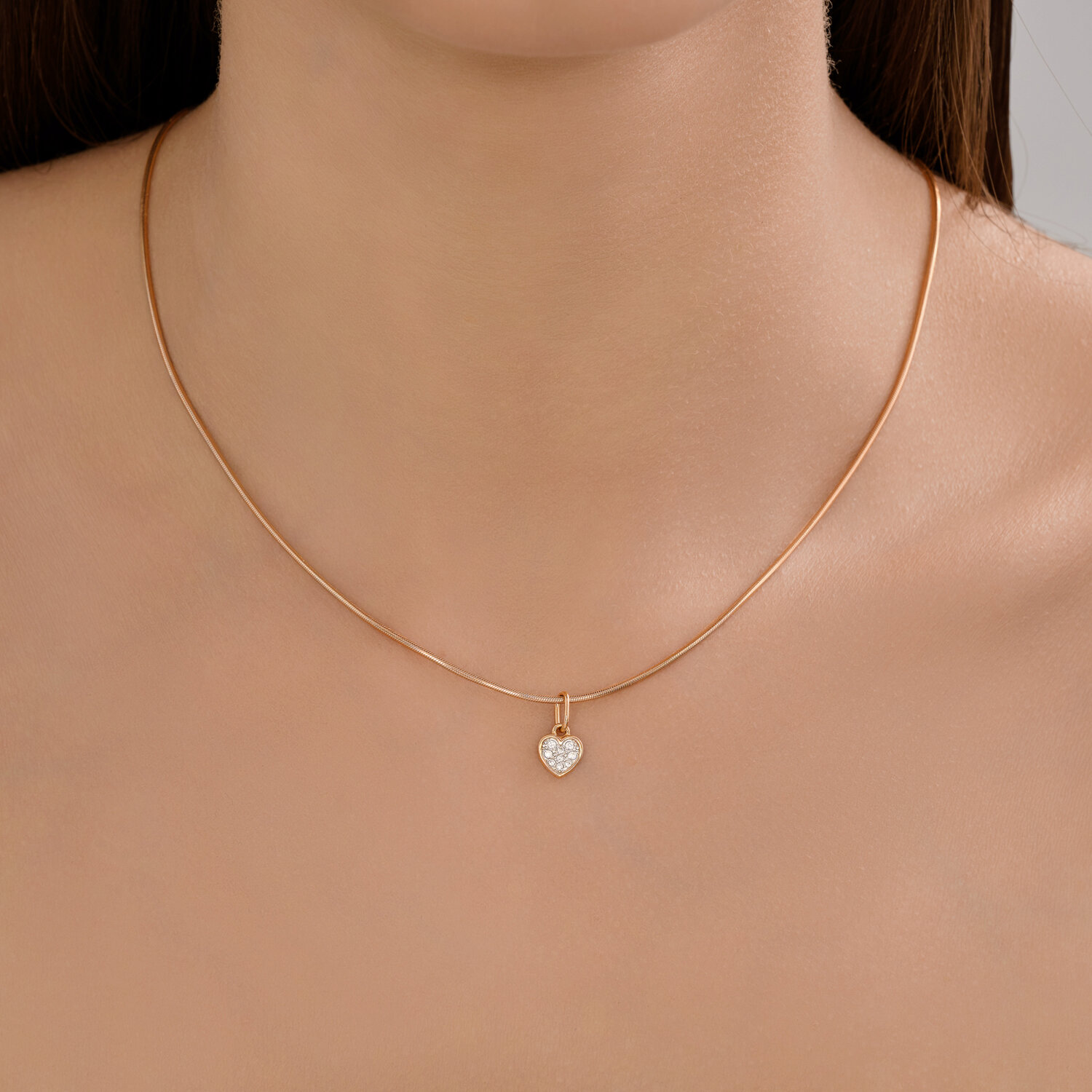 Diamant 51-130-02862-1 Женский кулон в форме сердца, красное золото 585 с родиевым покрытием, 5 круглых бесцветных фианитов 1 мм, 13x7x4 мм, 0.55 г