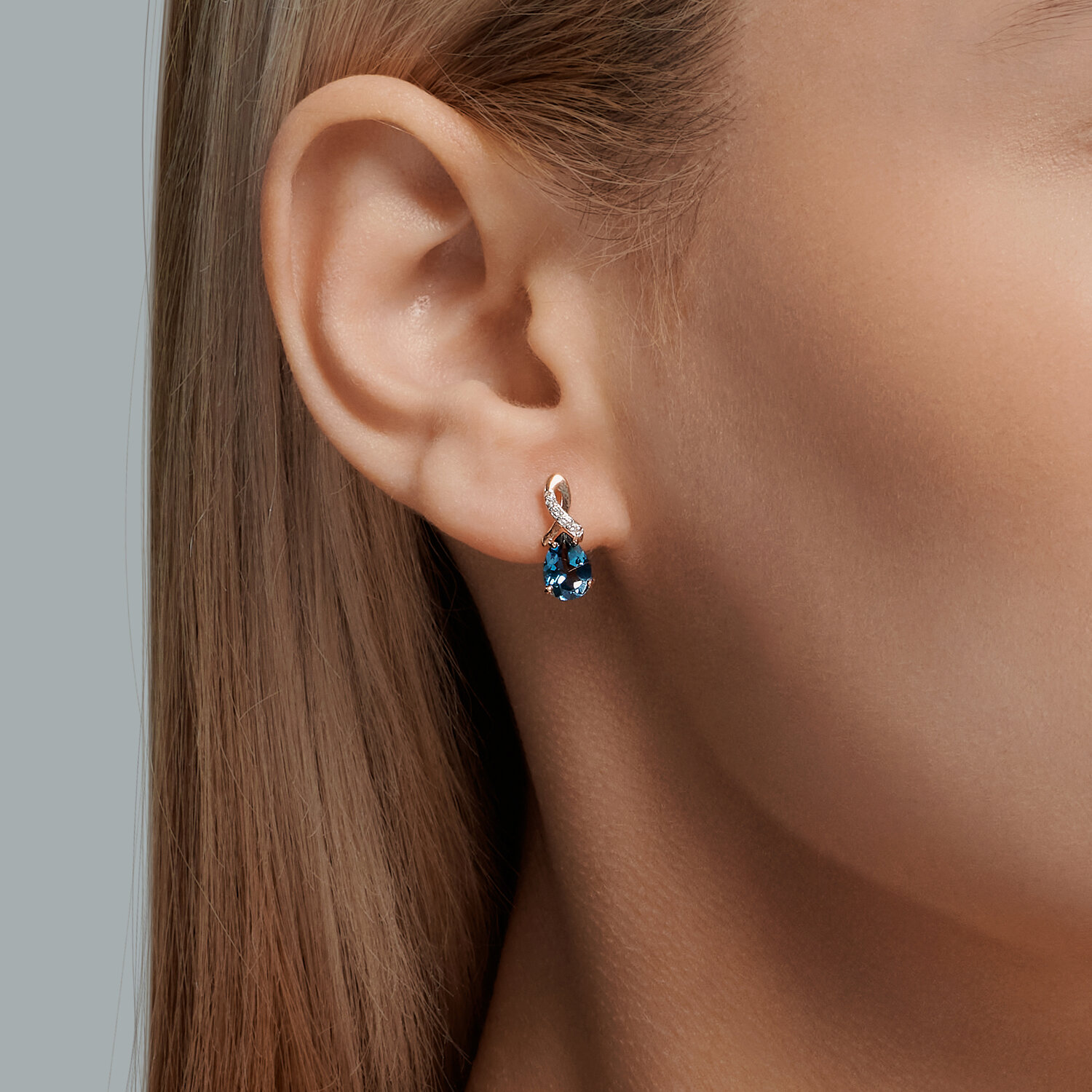 Cercei SOKOLOV pentru femei din aur roșu 375 cu topaz albastru și zirconiu, închidere englezească, lungime 17mm, SKU 37728098
