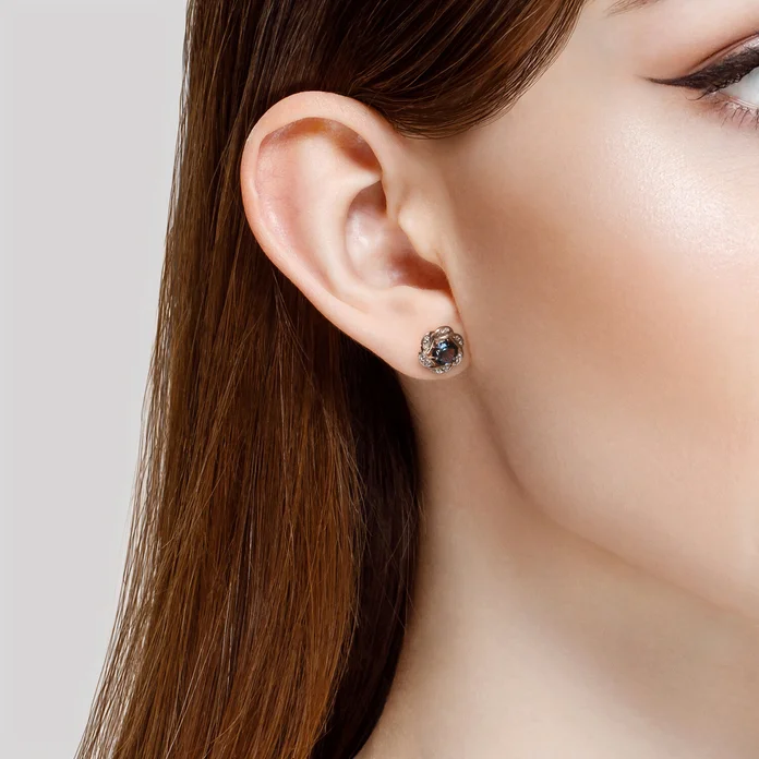 Серьги-пусеты Diamant 51-322-01746-2 из красного золота 585 с натуральным синим лондонским топазом и фианитами, 2.26 г, 9x5x9 мм