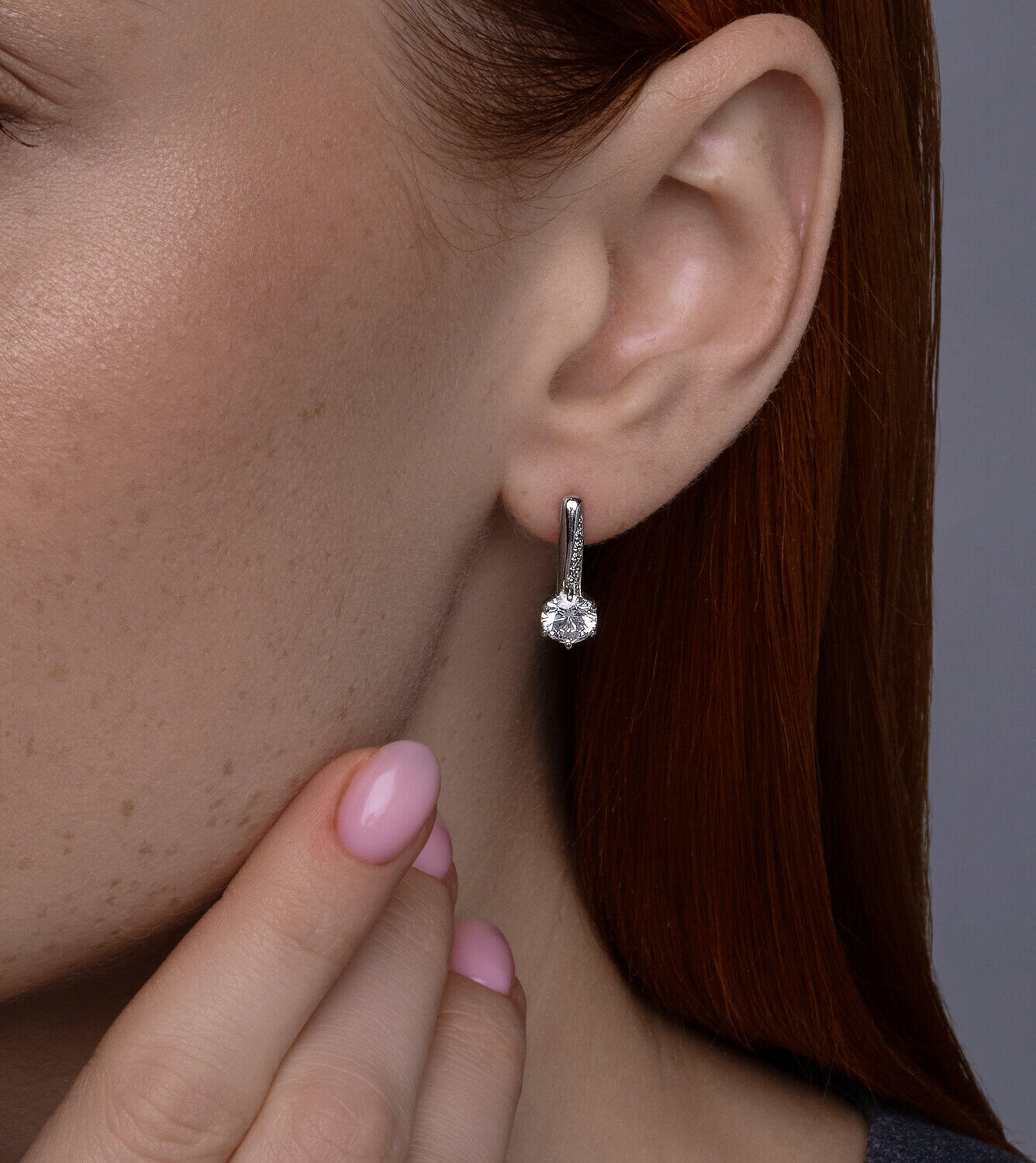 Серьги Diamant 94-120-02134-1 для женщин, серебро 925 с родиевым покрытием, круглые бесцветные фианиты, английский замок, 18x6x6 мм