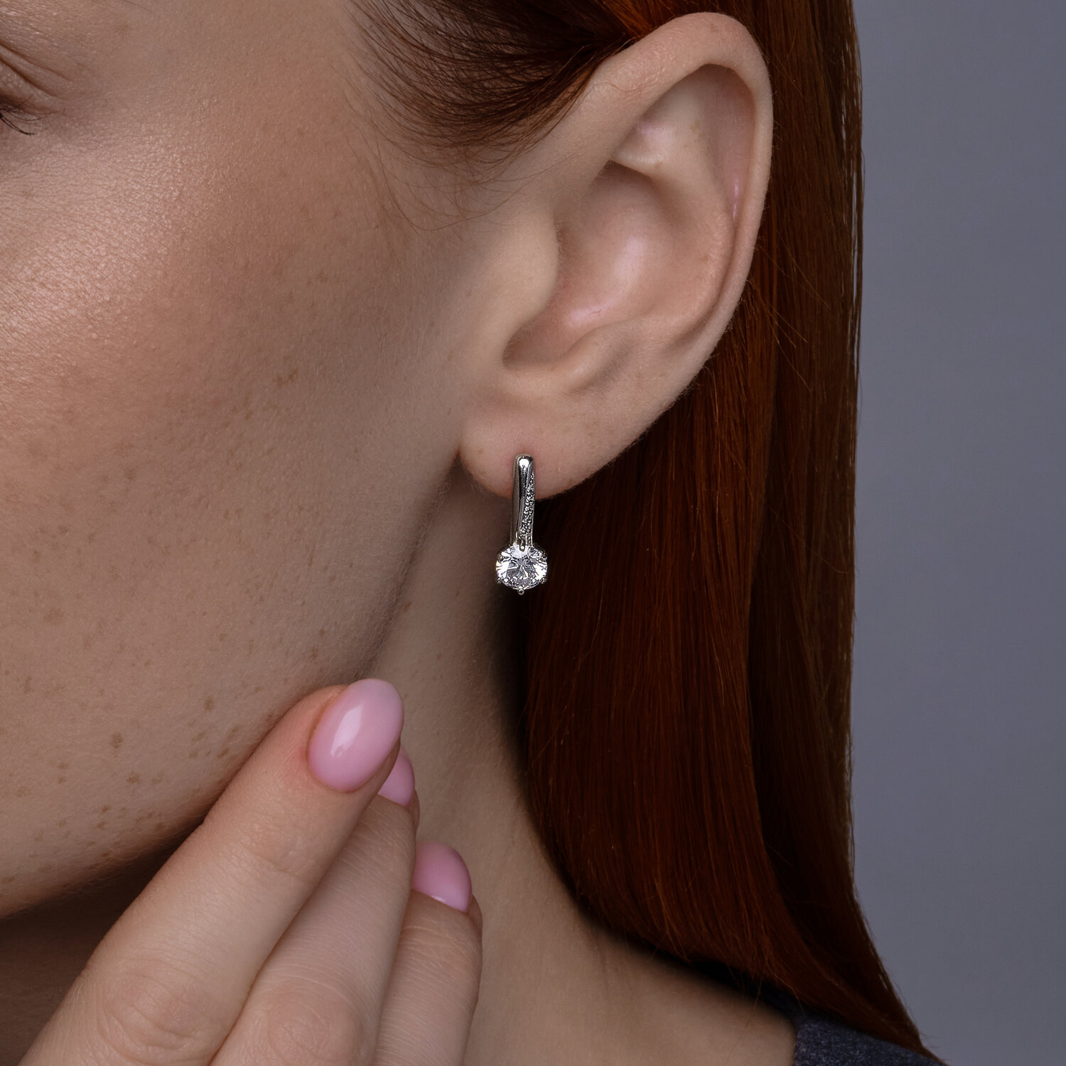 Серьги Diamant 94-120-02134-1 для женщин, серебро 925 с родиевым покрытием, круглые бесцветные фианиты, английский замок, 18x6x6 мм