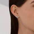 Diamant 94-122-02197-1 Женские серьги-пусеты в форме стрекозы, серебро 925 с родированием, синий круглый фианит 2.5 мм, размер 13x10 мм