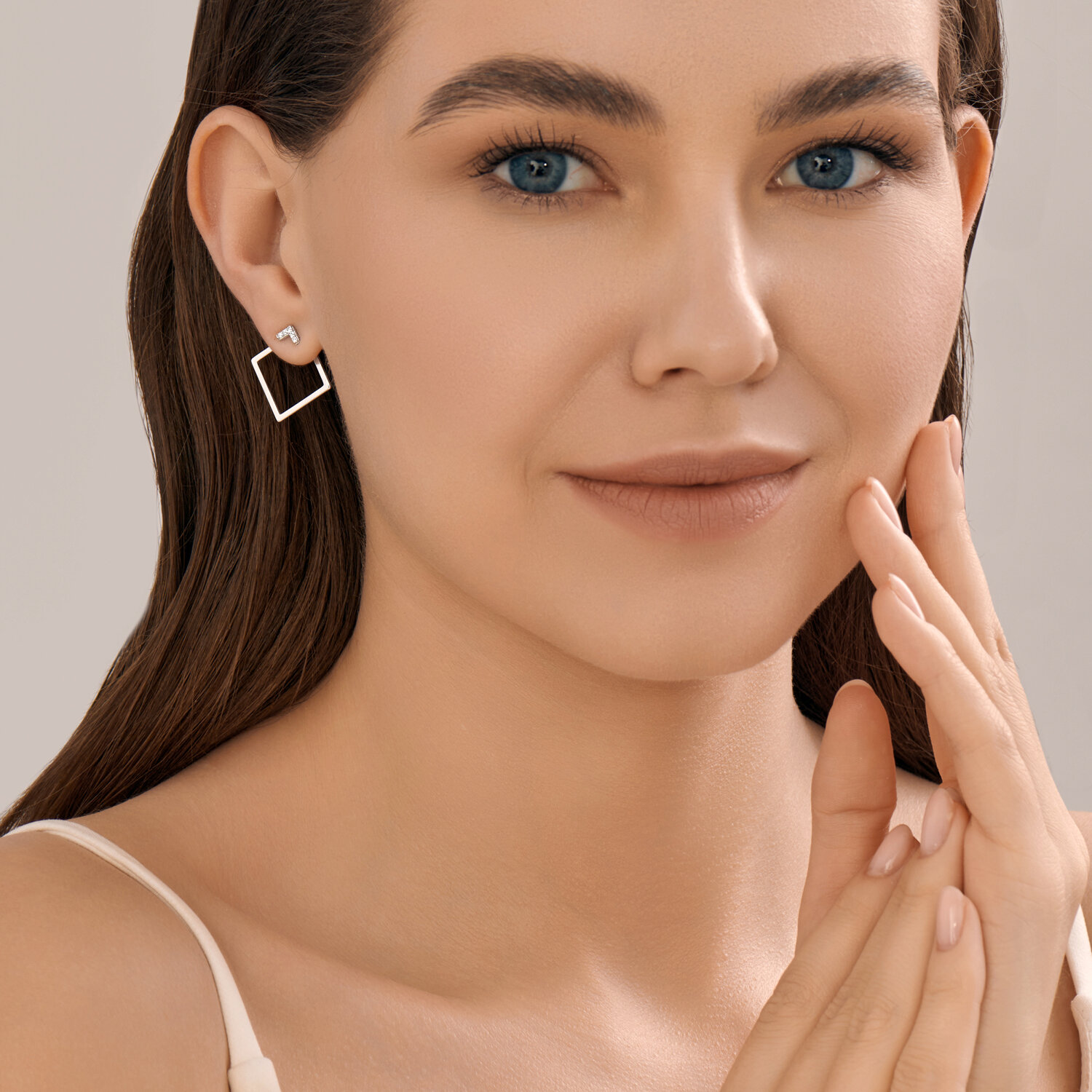 Серьги Diamant 94-122-02380-1 коллекция Sokolov для женщин, серебро 925 с родиевым покрытием, с круглым бесцветным кубическим цирконием, квадратная открытая форма, 22мм