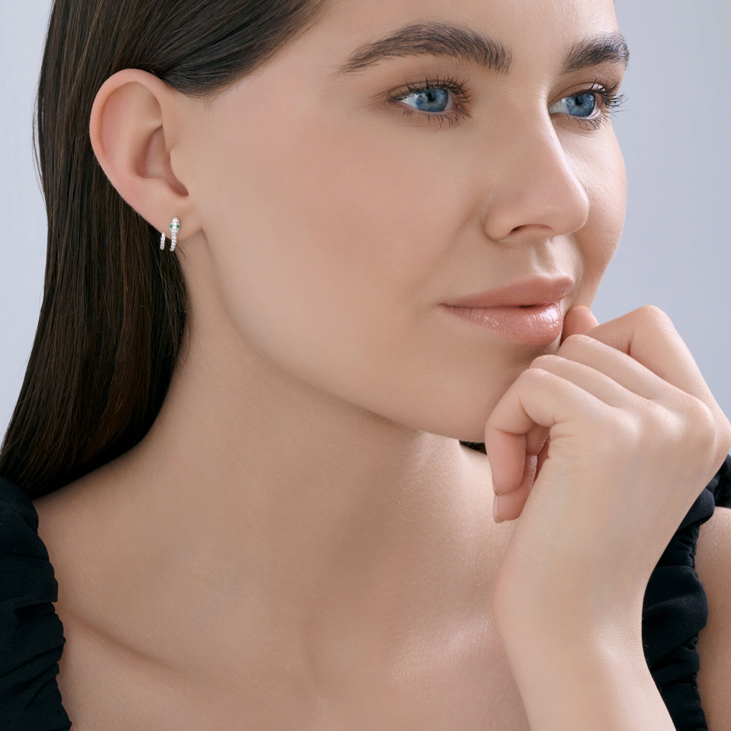 Женские серьги-пусеты Diamant 94-122-02312-1 в форме змеи, серебро 925 с родиевым покрытием, зеленый фианит 1.25 мм