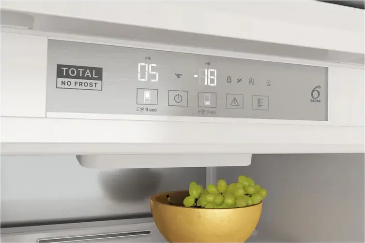 Whirlpool WHC20 T573 P Built-in Refrigerator-Freezer, No Frost, 6th Sense Technology, White, 282L Total Volume, Bottom Freezer, LED Display, 193.5x54x54.5 cm
