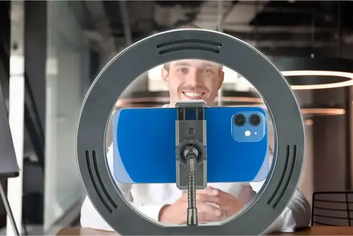 Cellularline Selfie Ring SELFIERINGK Inel LED cu Trepied, Diametru 8 inch, 3 Moduri de Iluminare, Alimentare USB, Suport Smartphone Rotabil, Negru