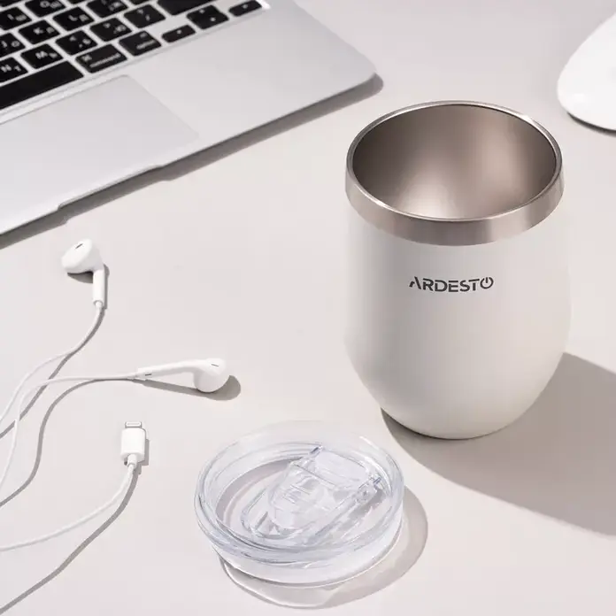 Cană Termică Compactă Ardesto AR2635MMW, 350ml Oțel Inoxidabil 18/10 cu Capac Transparent, Fără BPA, Albă