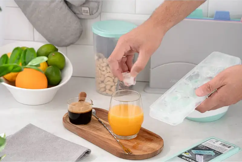 Tava pentru gheață Ardesto AR1104TP Fresh cu capac și valvă de reumplere, 12 secțiuni cilindrice, Plastic și Silicon, compatibilă cu mașina de spălat vase, 270 x 95 x 38 mm