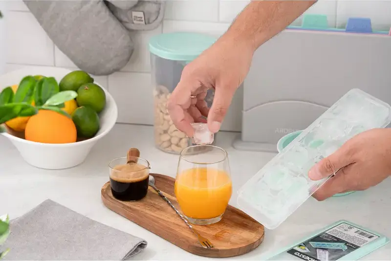 Tava pentru gheață Ardesto AR1104TP Fresh cu capac și valvă de reumplere, 12 secțiuni cilindrice, Plastic și Silicon, compatibilă cu mașina de spălat vase, 270 x 95 x 38 mm