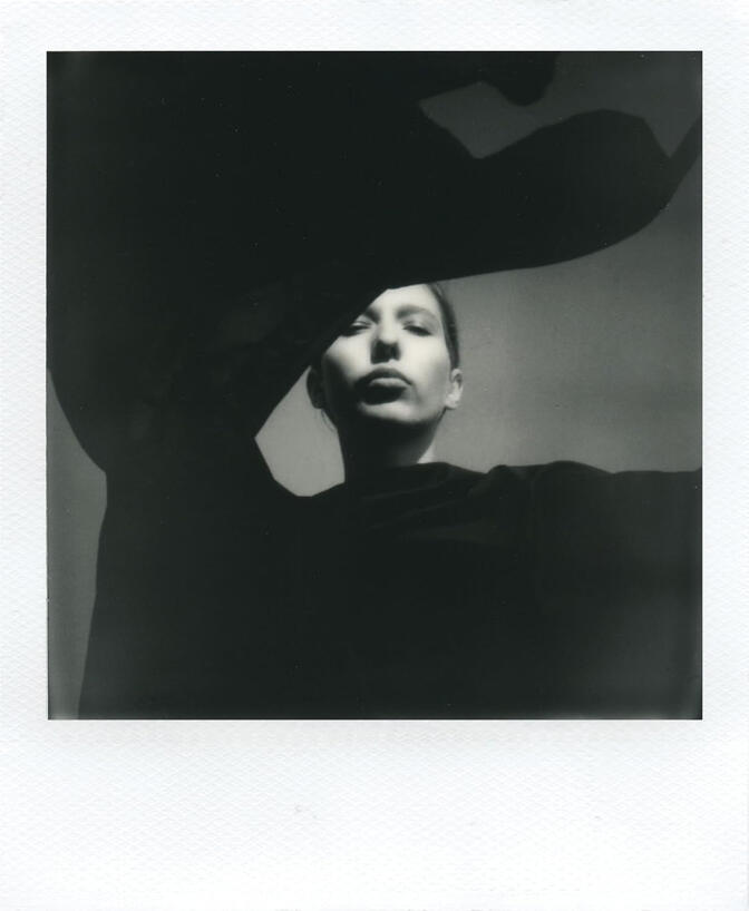 Черно-белая фотопленка Polaroid i-Type, ISO 640, Глянцевое покрытие, Белая рамка, Область изображения 79 x 79 мм, Набор из 8 снимков, Без батареи