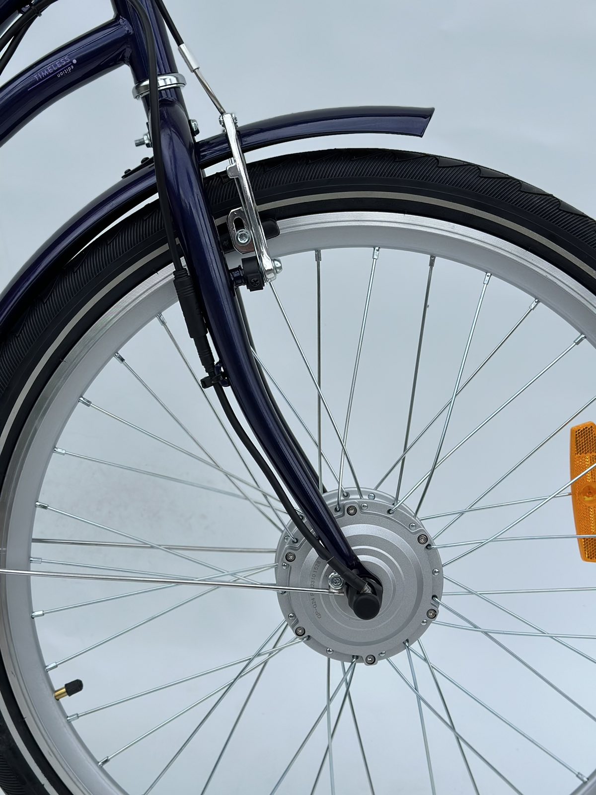 Bicicleta Electrica de Oraș Aquamarine, Motor 350W, Baterie Li-ion 36V 12.5Ah, Roți de 26 Inch, Frâne cu Disc, Componente Shimano, Cadru Oțel, Violet