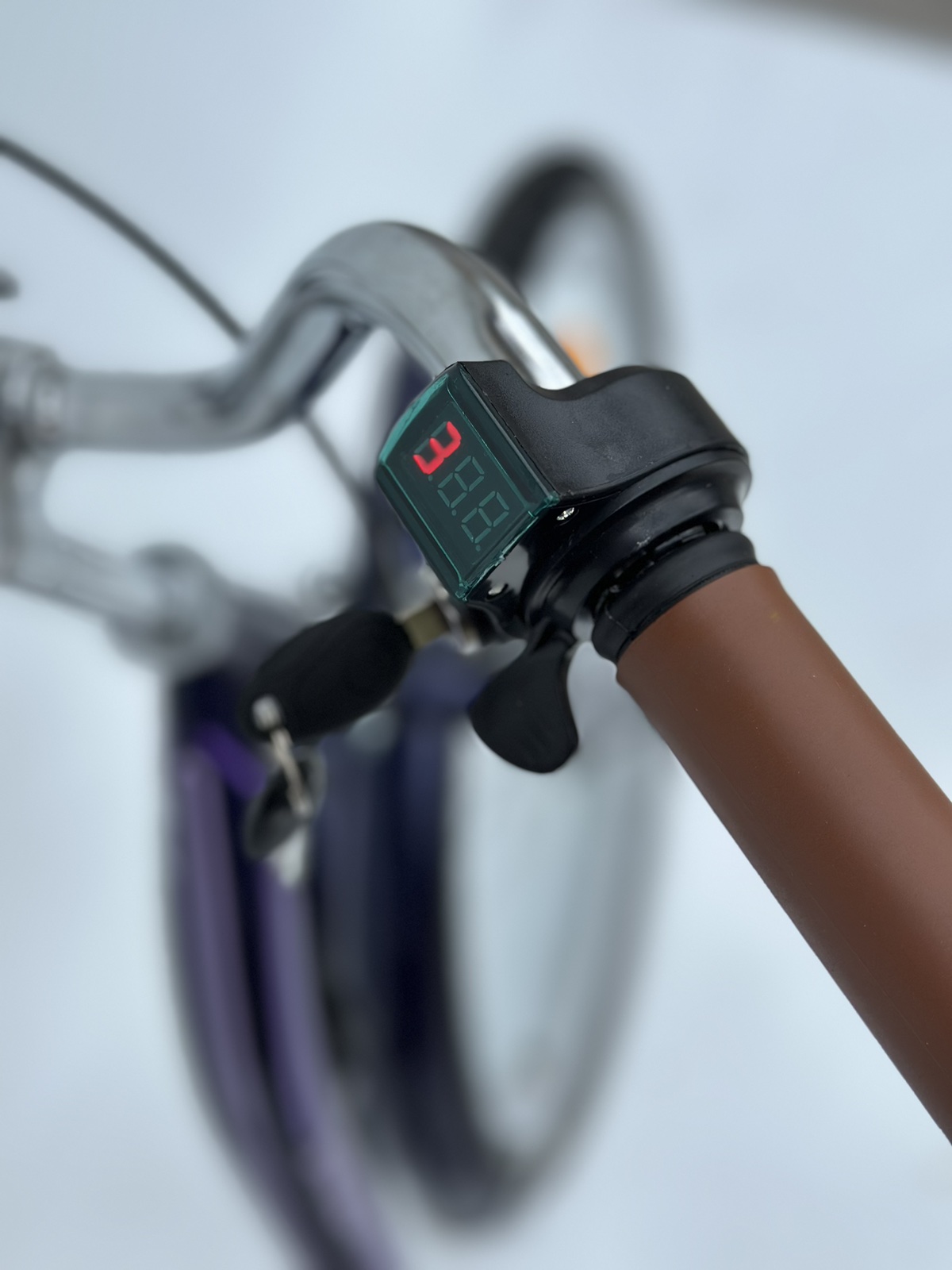 Bicicleta Electrica de Oraș Aquamarine, Motor 350W, Baterie Li-ion 36V 12.5Ah, Roți de 26 Inch, Frâne cu Disc, Componente Shimano, Cadru Oțel, Violet