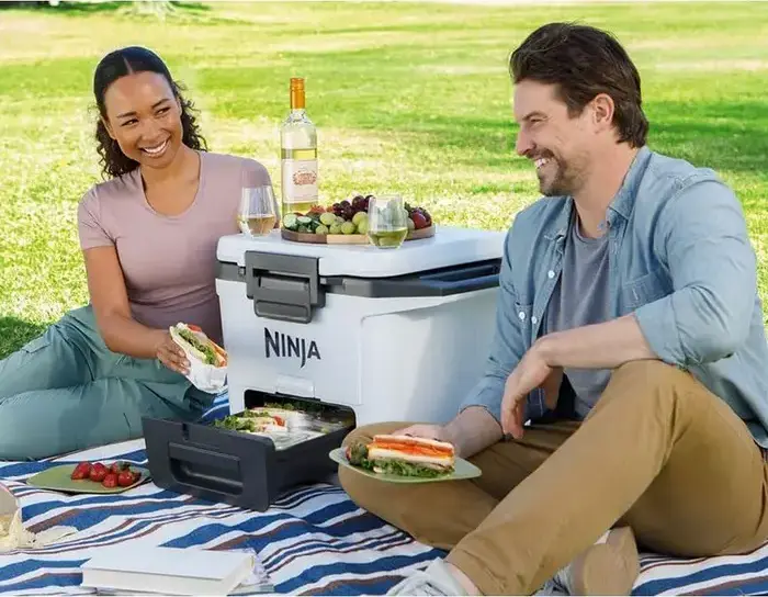 Ninja FrostVault FB131EUWH Hard Sided Cooler, 28L Capacity, Polypropylene Plastic, PU Foam Insulation, 5-Day Ice Retention, Integrated Dry Zone Drawer