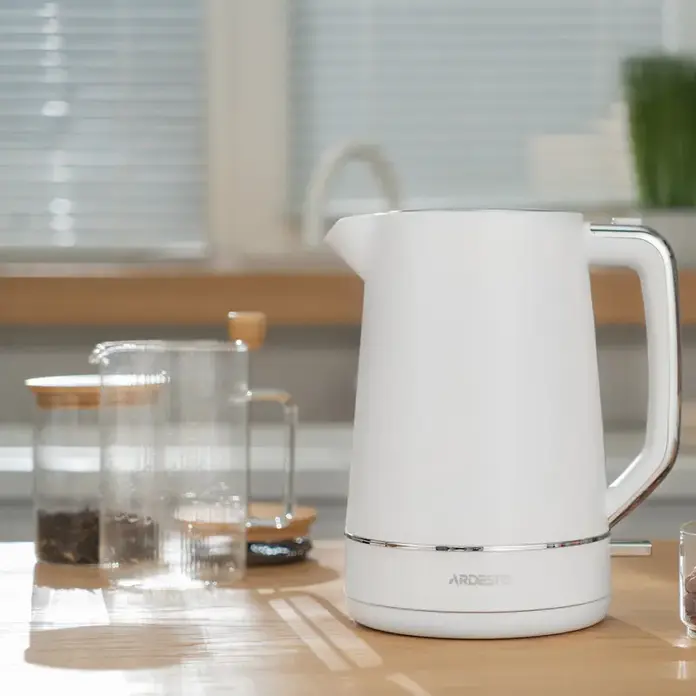 Fierbător electric Ardesto EKL-450W, Capacitate 1.7L, Putere 2200W, Corp din Plastic, Element de Incalzire Ascuns, Protectie Impotriva Fierberii uscate, Alb