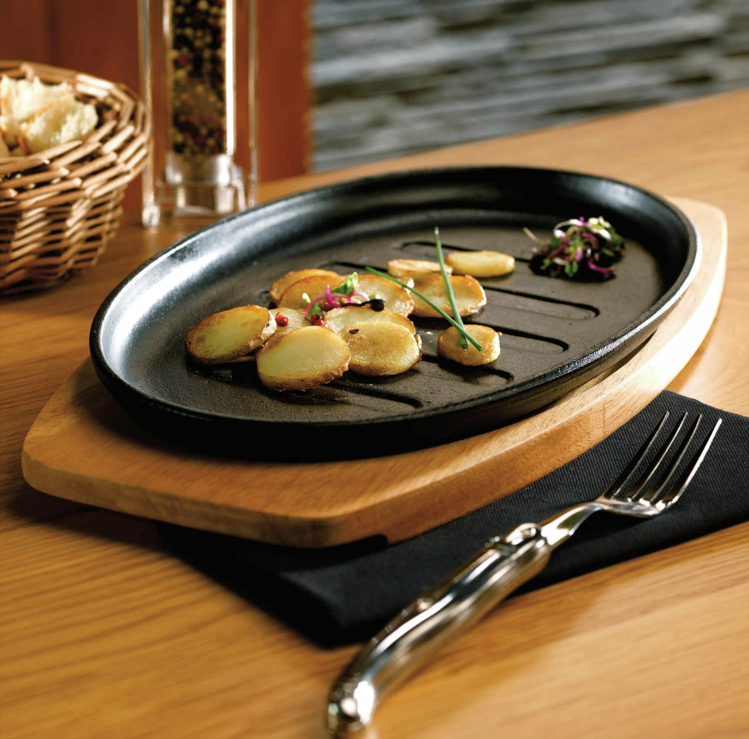 Pulsiva Basic Oval Cast Iron Serving Pan with Cast Iron Handle, 27 x 17.5 cm, Black Grill Pan with Internal Ridges and Wooden Trivet, Set of 2 Pieces