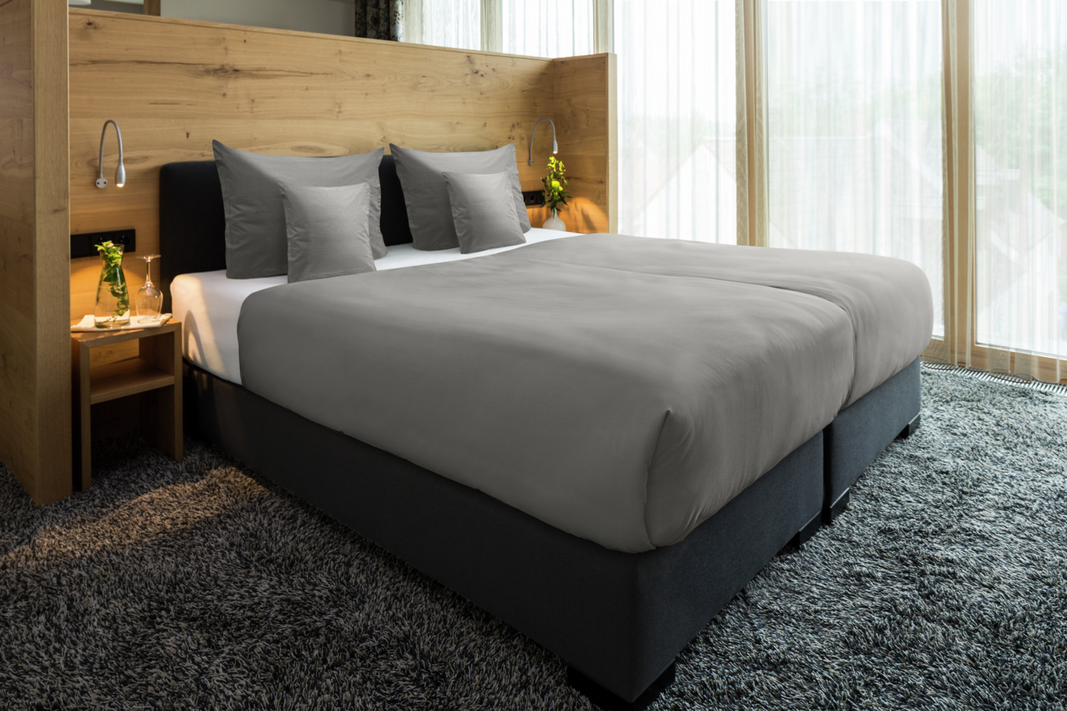 ERWIN M. LUSINI Solutions GmbH Bedding set Siena hotel closure Bettwäsche-Set Siena Hotelverschluss Bedding set Siena hotel closure; 135x200 cm (WxL), 80x80 cm (LxW); grey Bettwäsche-Set Siena Hotelverschluss; 135x200 cm (BxL), 80x80 cm (LxB); grau 80% cotton, 20% polyester. Weight approx. 120 g/m². Bed set with hotel closure in attractive colors made of easy-care cotton-polyester blended fabric. Durable, long-lasting. Weave: Percale 80 % Baumwolle, 20 % Polyester. Gewicht ca. 120 g/m². Bettgarnitur mit Hotelverschluss in attraktiven Farben aus pflegeleichtem Baumwoll-Polyester-Mischgewebe. Strapazierfähig, langlebig. Webart: Perkal