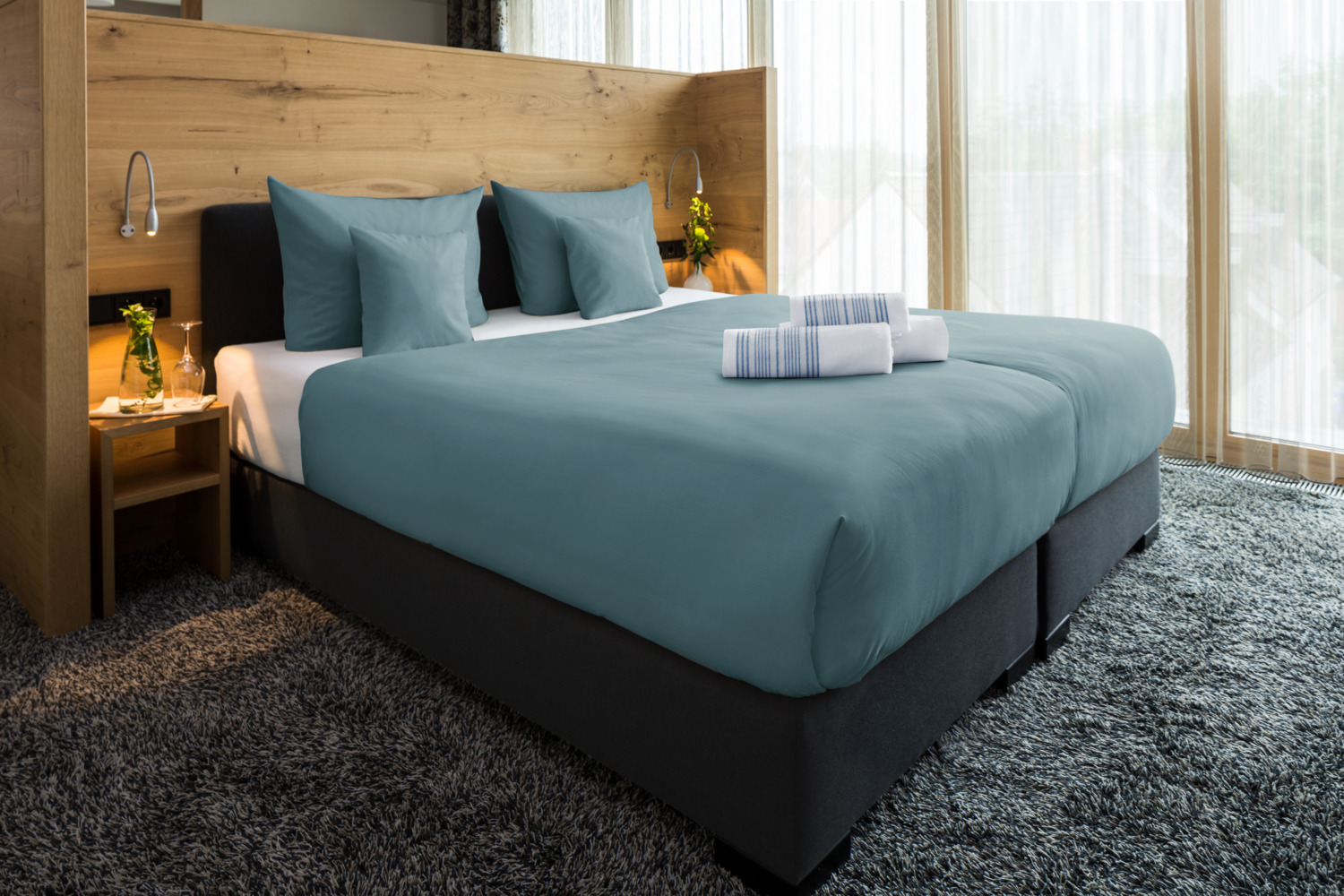 ERWIN M. LUSINI Solutions GmbH Bedding set Siena hotel closure Bettwäsche-Set Siena Hotelverschluss Bedding set Siena hotel closure; 135x200 cm (WxL), 80x80 cm (LxW); smoky blue Bettwäsche-Set Siena Hotelverschluss; 135x200 cm (BxL), 80x80 cm (LxB); rauchblau 80% cotton, 20% polyester. Weight approx. 120 g/m². Bed set with hotel closure in attractive colors made of easy-care cotton-polyester blended fabric. Durable, long-lasting. Weave: Percale 80 % Baumwolle, 20 % Polyester. Gewicht ca. 120 g/m². Bettgarnitur mit Hotelverschluss in attraktiven Farben aus pflegeleichtem Baumwoll-Polyester-Mischgewebe. Strapazierfähig, langlebig. Webart: Perkal