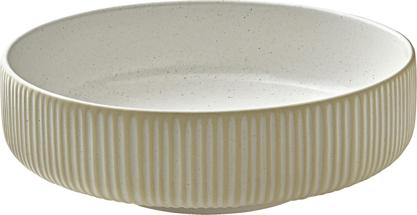 Playground BHS tabletop AG Bowl Nara Relief Schale Nara Relief Bowl Nara Relief; 330 ml, 12x5.6 cm (ØxH); white; 6 piece / pack Schale Nara Relief; 330 ml, 12x5.6 cm (ØxH); weiß; 6 Stück / Pack Designed for the ambitious catering trade, NARA is an extensive stoneware collection that creates an attractive contrast between smooth inner surfaces and highly textured outer surfaces thanks to its handcrafted finish. The filigree feet are barely visible, giving the products a floating effect. The patina-like Craquelle glazes available in various earthy tones and a matt black, as well as the smooth or reclaimed finish of the outer wall, allow endless combination possibilities for attractive food presentations. Entworfen für die ambitionierte Gastronomie ist NARA eine umfangreiche Steinzeug-Kollektion, welche durch seine handwerkliche Verarbeitung einen reizvollen Kontrast zwischen glatten Innenflächen und stark strukturierten Außenflächen schafft. Die filigranen Standfüße sind kaum zu sehen, dadurch verleihen sie den Produkten einen schwebenden Effekt. Die angebotenen patinaartigen Craquelle-Glasuren in unterschiedlichen Erdtönen und einem mattten Schwarz, sowie die glatte oder rekierfierte Ausführung der Außenwandung ermöglichen unendliche Kombinationsmöglichkeiten für ansprechende Speisenpräsentationen.