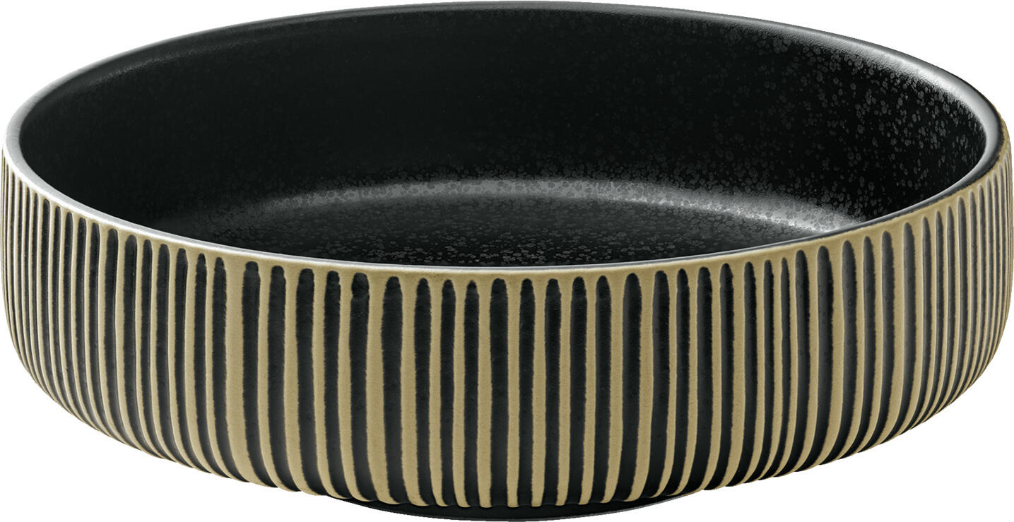 Playground BHS tabletop AG Bowl Nara Relief Schale Nara Relief Bowl Nara Relief; 330 ml, 12x5.6 cm (ØxH); black/white; 6 piece / pack Schale Nara Relief; 330 ml, 12x5.6 cm (ØxH); schwarz/weiß; 6 Stück / Pack Designed for the ambitious catering trade, NARA is an extensive stoneware collection that creates an attractive contrast between smooth inner surfaces and highly textured outer surfaces thanks to its handcrafted finish. The filigree feet are barely visible, giving the products a floating effect. The patina-like Craquelle glazes available in various earthy tones and a matt black, as well as the smooth or reclaimed finish of the outer wall, allow endless combination possibilities for attractive food presentations. Entworfen für die ambitionierte Gastronomie ist NARA eine umfangreiche Steinzeug-Kollektion, welche durch seine handwerkliche Verarbeitung einen reizvollen Kontrast zwischen glatten Innenflächen und stark strukturierten Außenflächen schafft. Die filigranen Standfüße sind kaum zu sehen, dadurch verleihen sie den Produkten einen schwebenden Effekt. Die angebotenen patinaartigen Craquelle-Glasuren in unterschiedlichen Erdtönen und einem mattten Schwarz, sowie die glatte oder rekierfierte Ausführung der Außenwandung ermöglichen unendliche Kombinationsmöglichkeiten für ansprechende Speisenpräsentationen.