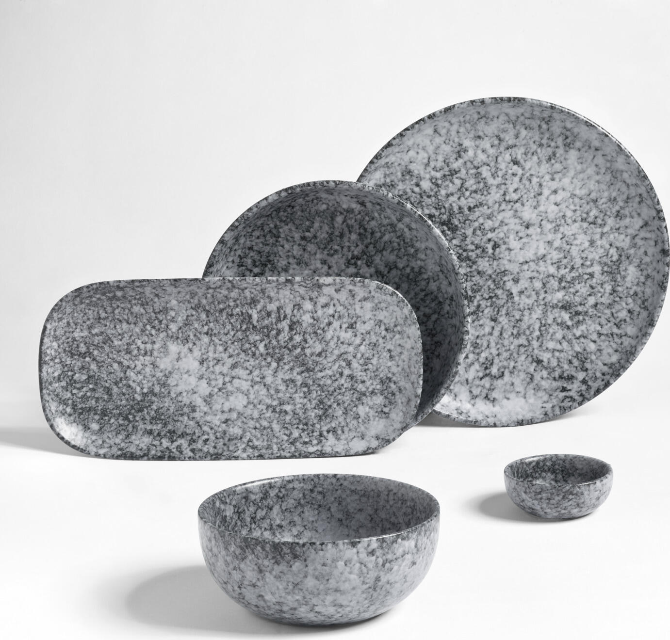 Farfurie Rasa Rotunda VEGA Mamaro, 27 cm, Alb/Negru, Set de 4 piese, Gresie cu Aspect de Piatra Naturala, Compatibila cu Masina de Spalat Vase si Cuptor cu Microunde