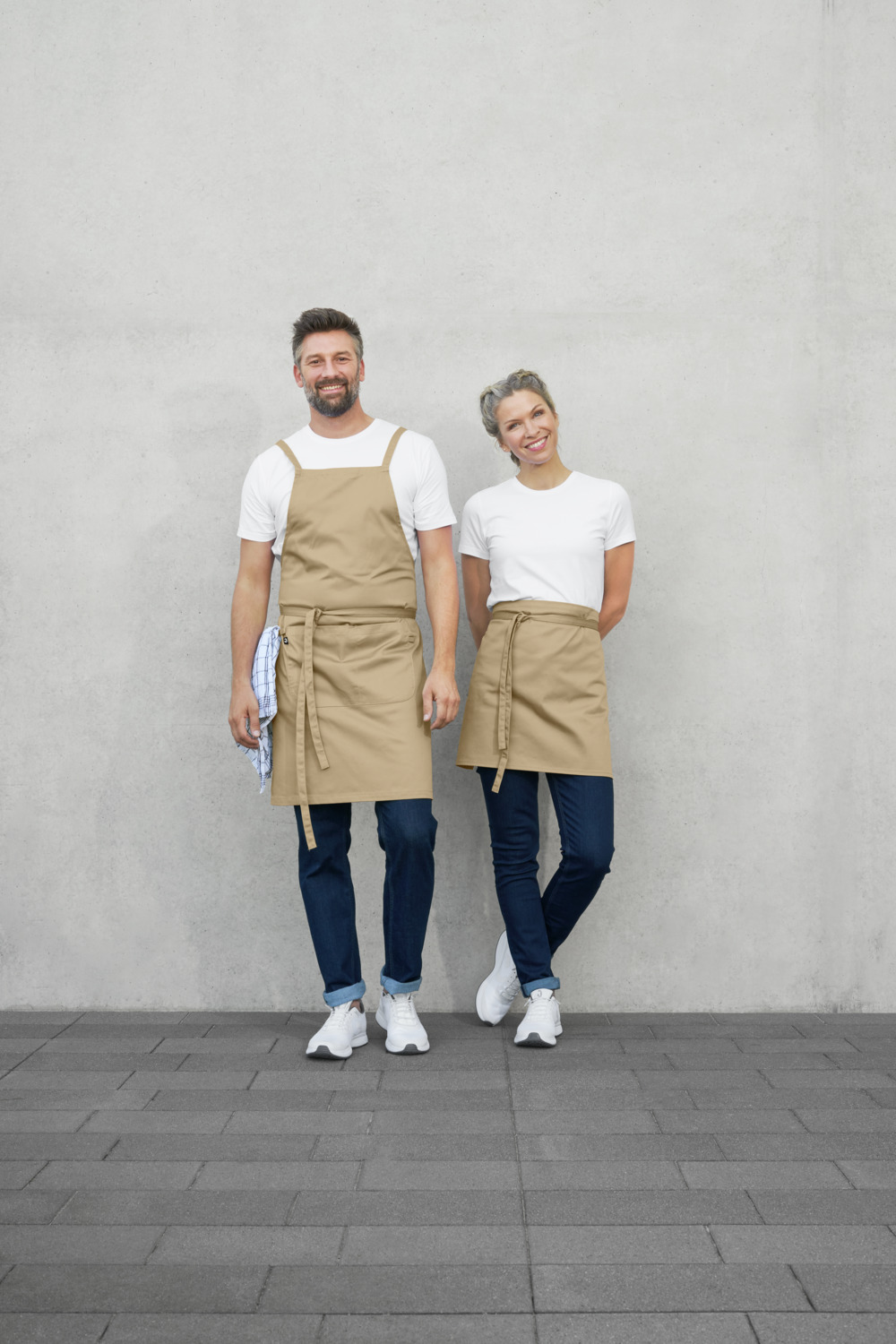Jobeline Botero Bib Apron, sand, 88x100 cm, 65% Polyester 35% Cotton, 200 g/m², Crossed Back Straps, Tablet Pocket, Pen Tab, Washable at 60°C