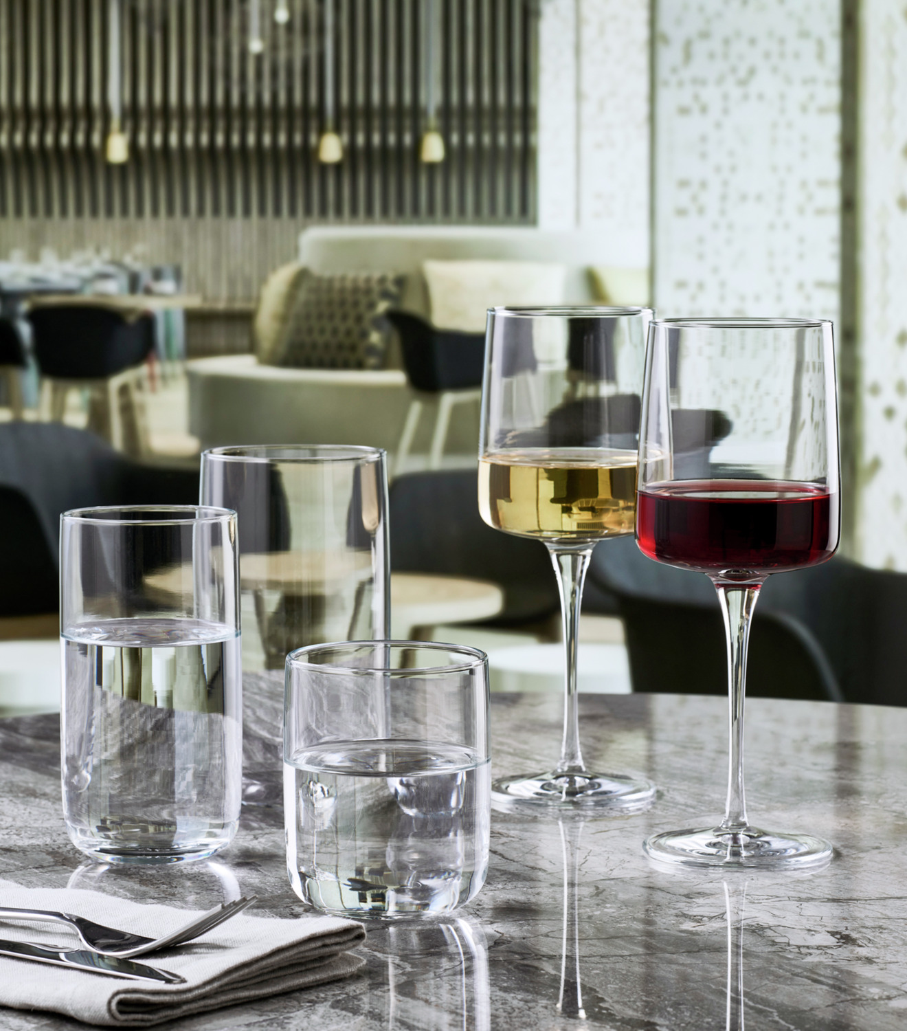 Pasabahce Iconic Red Wine Glass, 425ml, Machine-made Transparent Glass, Modern Angular Bowl, 20.8cm Height, Dishwasher Safe