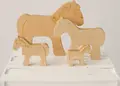 Набор деревянных игрушечных лошадок, 5 штук, стилизованные фигурки из натурального дерева с гравировкой для развития воображения и тактильных ощущений