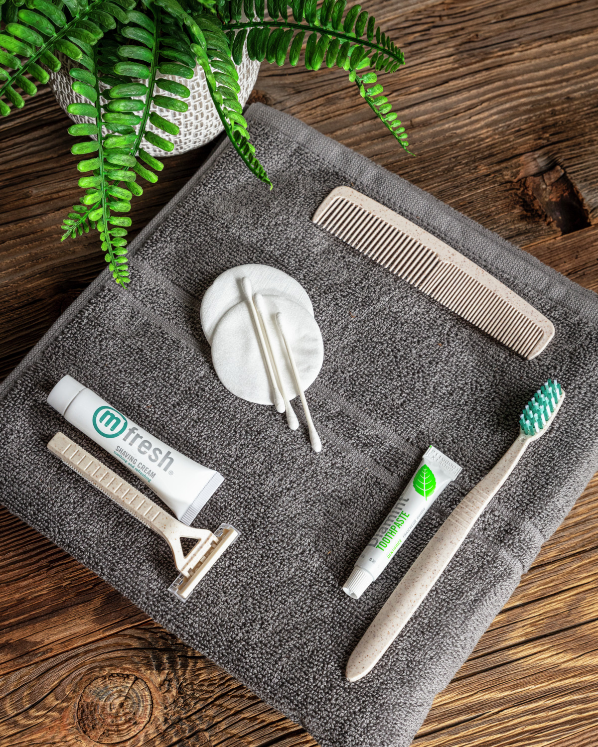 Set de Barsierit Hotelar V-Touch Nature cu Brici Biodegradabil din Materii Prime Vegetale cu 2 Lame si Crema de Barsierit m fresh Calmanta