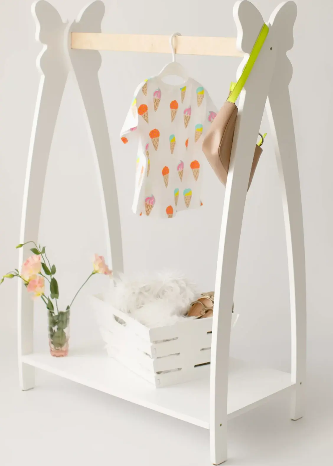 Garderobă Copii Timber Kids Fluture, din Lemn și MDF Ecologic, cu Bară de Suspendare și 2 Rafturi de Depozitare, Personalizabilă cu Gravură