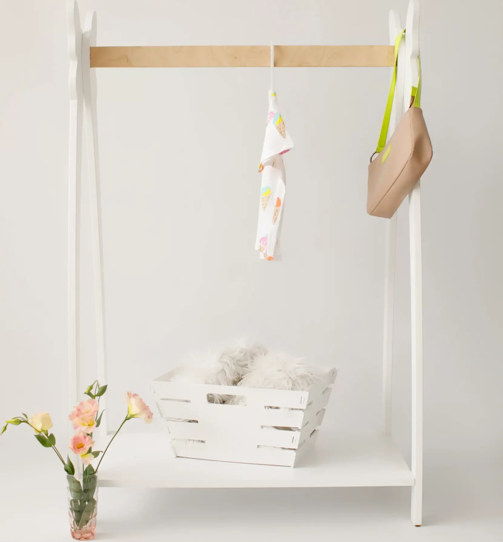 Garderobă Copii Timber Kids Fluture, din Lemn și MDF Ecologic, cu Bară de Suspendare și 2 Rafturi de Depozitare, Personalizabilă cu Gravură