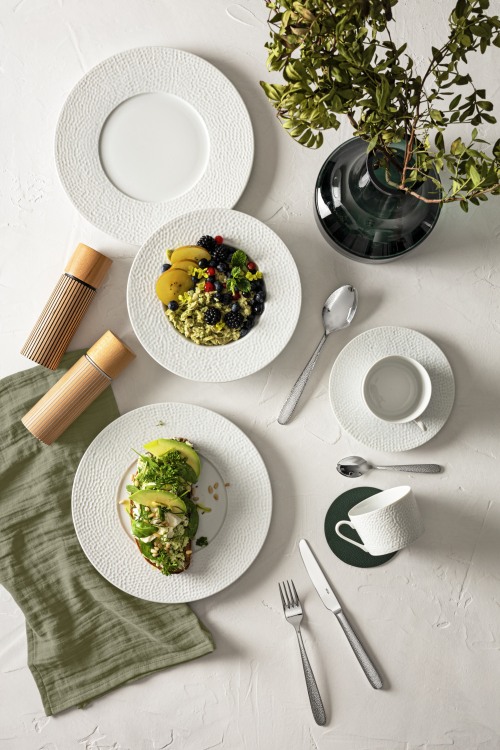 VEGA Pike Flat Dinner Plate, 26.7 cm, White Porcelain with Hammered Relief Design, Dishwasher and Microwave Safe, Round