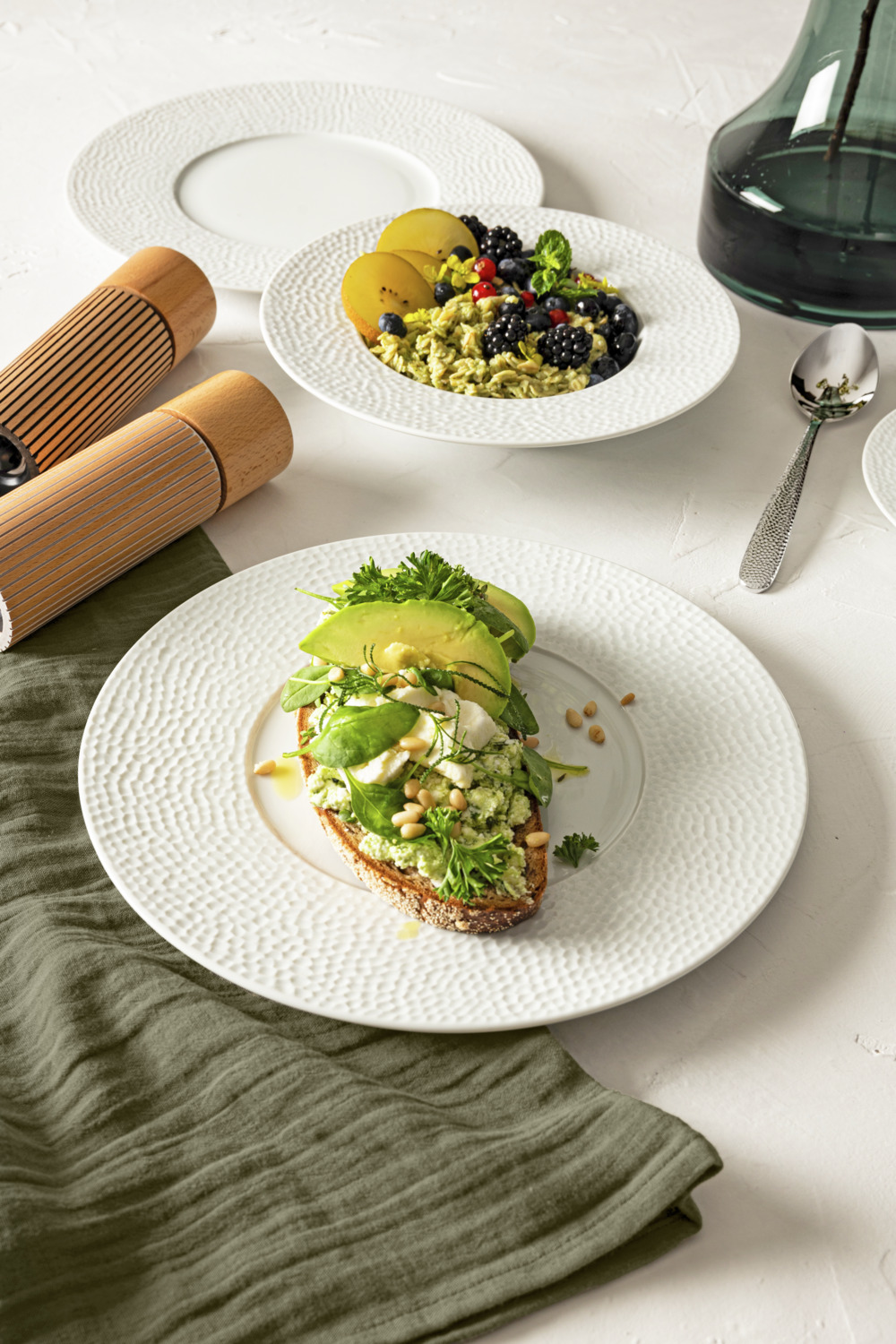 VEGA Pike Flat Dinner Plate, 26.7 cm, White Porcelain with Hammered Relief Design, Dishwasher and Microwave Safe, Round