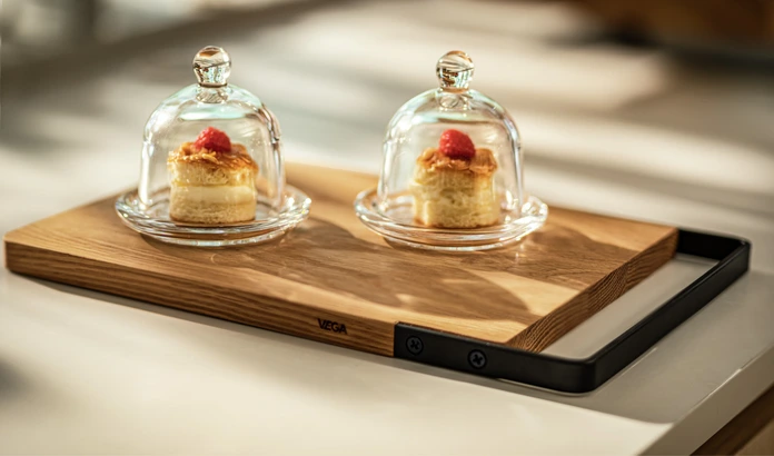 VEGA Esino Food Serving Board, Oiled Oak Wood with Black Steel Handle, Rectangular Brown Wooden Platter, 26 x 16 x 1.5 cm