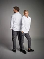 JOBELINE LUSINI Solutions GmbH Men's chef's jacket Lewis long-sleeved Herren Kochjacke Lewis Langarm Men's chef's jacket Lewis long-sleeved; Size 60; white Herren Kochjacke Lewis Langarm; Kleidergröße 60; weiß 65% polyester, 35% cotton. 150 g/m². 60°C wash. Elegant long-sleeved men's chef jacket made from an extra-light and breathable fabric, with piping around the front and collar. Particularly breathable and comfortable thanks to opaque and elastic piqué inserts on the sides and undersleeves. With a short, classic stand-up collar, snap button fastening and a two-part upper arm pocket. With an inset seam pocket on the chest and a practical bib apron loop in the neck. The sleeves are finished with a classic turn-up cuff. Slightly tailored cut. Back length: 78 cm for size 50. 65 % Polyester, 35 % Baumwolle. 150 g/m². 60°-Wäsche Elegante langärmlige Herrenkochjacke aus einem extraleichten und atmungsaktiven Gewebe, mit umlaufendem Paspel in der Front und am Kragen. Besonders atmungsaktiv und bequem durch blickdichte und elastische Piqué-Einsätze an den Seiten und den Unterärmeln. Mit einem kurzen klassischen Stehkragen, Druckknopfverschluss, sowie einer zweigeteilten Oberarmtasche. Mit einer eingelassenen Nahttasche auf der Brust und praktischer Latzschürzenschlaufe im Nacken. Den Ärmelabschluss bildet eine klassische Umschlagmanschette. Leicht tailliert geschnitten. Rückenlänge: 78 cm in Gr. 50