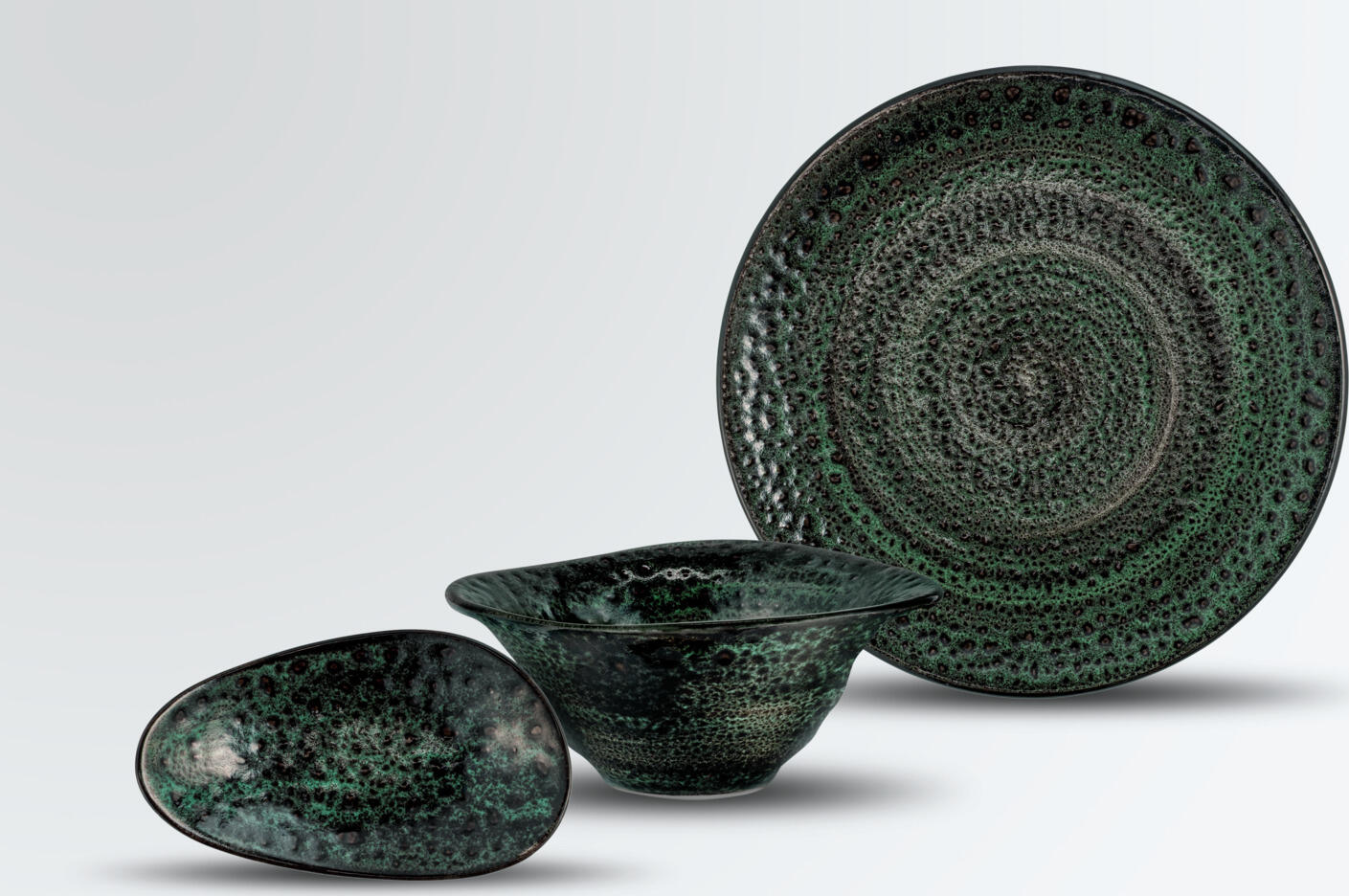 VEGA LUSINI Solutions GmbH Sample set Black Reef 3-piece Mustergarnitur Black Reef 3-teilig Sample set Black Reef 3-piece; black/green Mustergarnitur Black Reef 3-teilig; schwarz/grün Use our sample service. The following samples are included: Bowl ØxH 17x6.5 cm Flat plate Ø 25cm Organic serving platter; 17x10x3 cm Sample articles are priced with a nominal charge, if you are not satisfied with the sample we will refund the nominal charge. Please contact our customer service. Nutzen Sie unseren Musterservice. Folgende Muster sind enthalten: Schale ØxH 17x6,5 cm Teller flach Ø 25cm Servierplatte organisch; 17x10x3 cm Musterartikel sind mit einer Schutzgebühr bepreist, bei Nichtgefallen erstatten wir Ihnen die Schutzgebühr zurück. Bitte nehmen Sie hierzu Kontakt zu unserem Kundenservice auf.