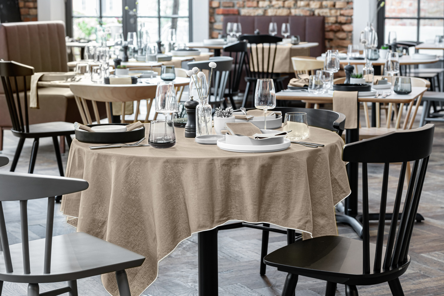 ERWIN M. LUSINI Solutions GmbH Tablecloth Breda Tischdecke Breda Tablecloth Breda; 80x80 cm (WxL); taupe; square Tischdecke Breda; 80x80 cm (BxL); taupe; quadratisch 70% cotton, 30% linen. Weight approx. 190 g/m². Trendy tablecloth made of cotton and linen blended fabric. Color-contrasting overlock hem. Particularly durable, easy to iron and mangle-resistant. Personalization possible. 70 % Baumwolle, 30 % Leinen. Gewicht ca. 190 g/m². Trendige Tischdecke aus Baumwoll-Leinen-Mischgewebe. Farblich abgesetzter Overlock-Saum. Natürlicher Look. Personalisierung möglich. Overlook-Saum nicht mangelfest.