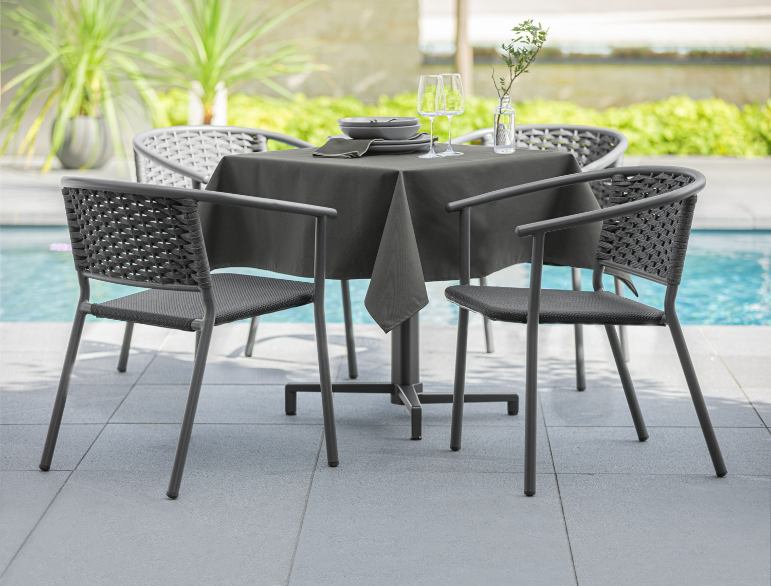 ERWIN M. LUSINI Solutions GmbH Tablecloth Breda Tischdecke Breda Tablecloth Breda; 130x130 cm (WxL); anthracite; square Tischdecke Breda; 130x130 cm (BxL); anthrazit; quadratisch 70% cotton, 30% linen. Weight approx. 190 g/m². Trendy tablecloth made of cotton and linen blended fabric. Color-contrasting overlock hem. Particularly durable, easy to iron and mangle-resistant. Personalization possible. 70 % Baumwolle, 30 % Leinen. Gewicht ca. 190 g/m². Trendige Tischdecke aus Baumwoll-Leinen-Mischgewebe. Farblich abgesetzter Overlock-Saum. Natürlicher Look. Personalisierung möglich. Overlook-Saum nicht mangelfest.
