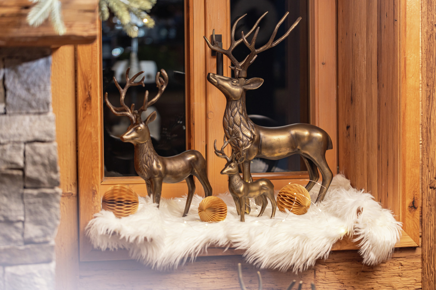 Vega Deer M Decorative Standing Deer Figurine, Gold Aluminum, 45.75 cm Height, 20.5 x 30.5 cm