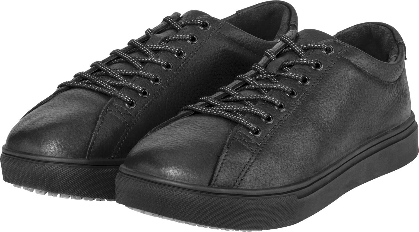 JOBELINE LUSINI Solutions GmbH Safety shoe Performance Pro with aluminum toe cap Sicherheitsschuh Performance Pro mit Alukappe Safety shoe Performance Pro with aluminum toe cap; Size EU 44; black Sicherheitsschuh Performance Pro mit Alukappe; Schuhgröße 44; schwarz Upper: 100% leather, lining: 100% goatskin. Black leather safety shoe for men and women. With aluminum safety toe caps, corresponds to safety class S2 (standard EN ISO 20345:2011). Water-repellent, with reflective laces and leather lining for an optimal foot climate. Removable, washable OrthoLite® insole for optimum arch support. The slip-resistant rubber sole with EVA core for more comfort complies with the SRC standard. It offers optimum grip on damp and slippery floors, has an antistatic effect and is resistant to oils and greases. Supplied with shoehorn, shoe bag, sole cleaner and an additional pair of laces in black. Obermaterial: 100 % Leder, Innenfutter: 100 % Ziegenleder. Schwarzer Sicherheitsschuh aus Leder für Damen und Herren. Mit Alu-Sicherheitskappen, entspricht der Sicherheitsklasse S2 (Norm EN ISO 20345:2011). Wasserabweisend, mit reflektierenden Schnürsenkeln und Lederfutter für ein optimales Fußklima. Herausnehmbare, waschbare Innensohle von OrthoLite® zur optimalen Unterstützung des Fußgewölbes. Die rutschhemmende Gummisohle mit EVA-Kern für mehr Komfort entspricht dem SRC-Standard. Sie bietet optimale Bodenhaftung auf feuchten und rutschigen Böden, wirkt antistatisch und ist resistent gegen Öle und Fette. Lieferung inkl. Schuhlöffel, Schuhbeutel, Sohlenreiniger und zusätzlichem Paar Schnürsenkel in Schwarz.